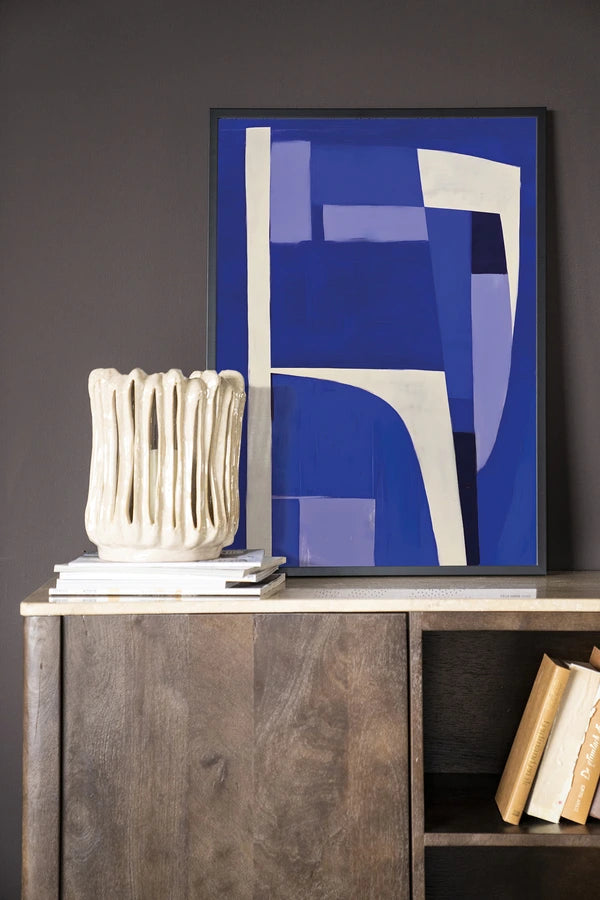 Kunsttrykk på syrefritt papir. Abstrakt bildemotiv med store, blå geometriske flater mot beige bakgrunn.