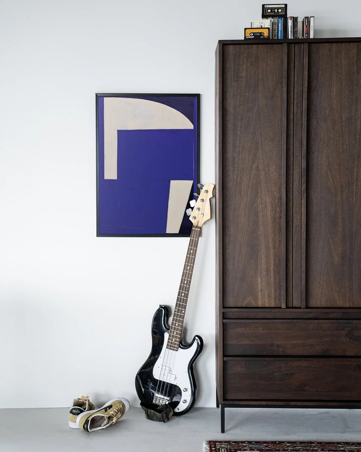 Kunsttrykk på syrefritt papir. Abstrakt bildemotiv med store, blå geometriske flater mot beige bakgrunn.