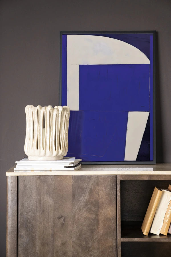 Kunsttrykk på syrefritt papir. Abstrakt bildemotiv med store, blå geometriske flater mot beige bakgrunn.