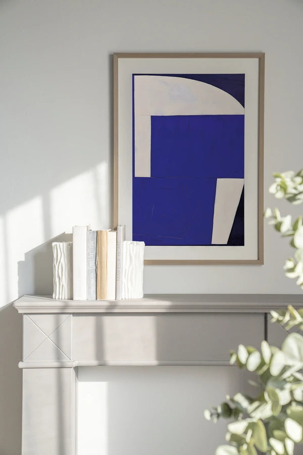 Kunsttrykk på syrefritt papir. Abstrakt bildemotiv med store, blå geometriske flater mot beige bakgrunn.