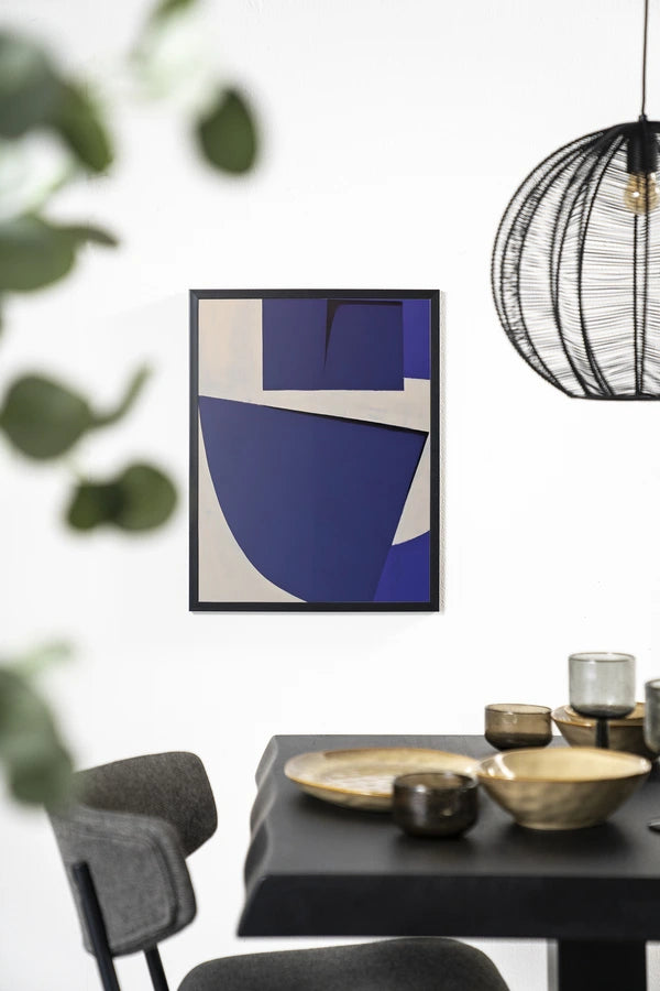 Kunsttrykk på syrefritt papir. Abstrakt bildemotiv med store, blå geometriske flater mot beige bakgrunn.