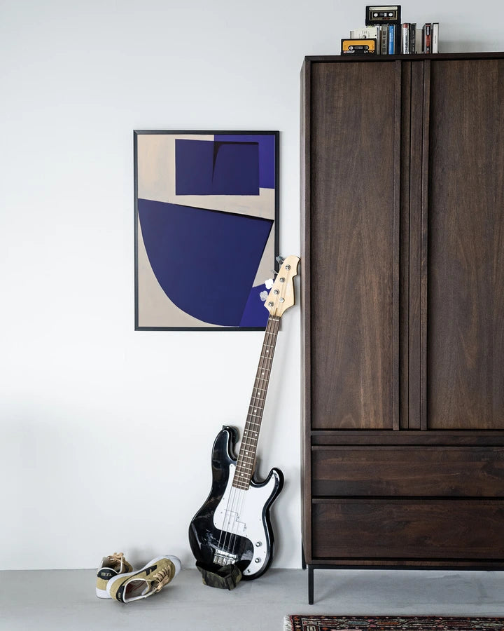 Kunsttrykk på syrefritt papir. Abstrakt bildemotiv med store, blå geometriske flater mot beige bakgrunn.