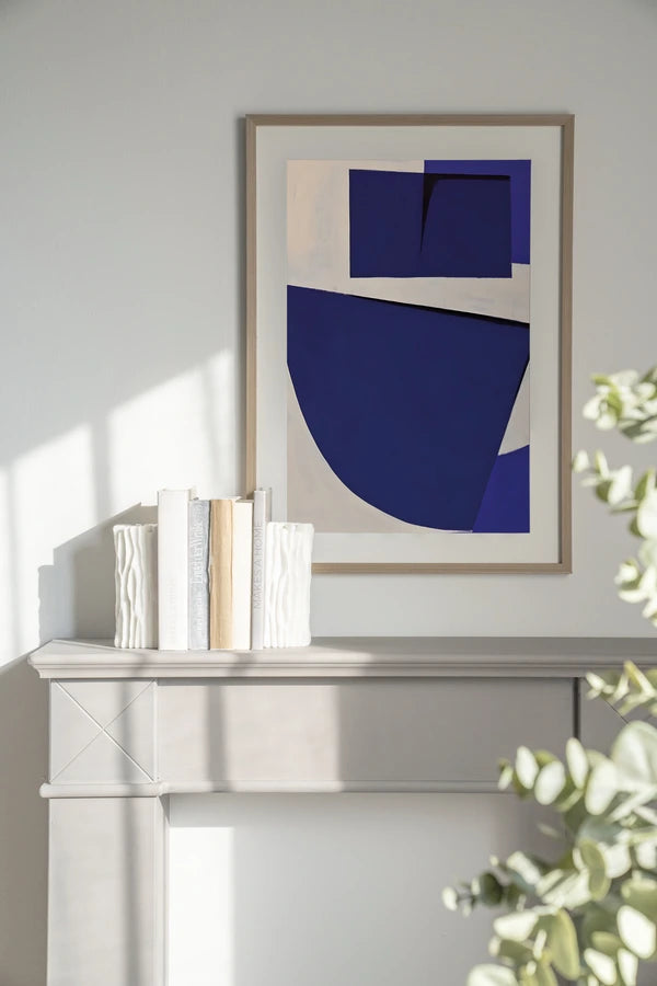 Kunsttrykk på syrefritt papir. Abstrakt bildemotiv med store, blå geometriske flater mot beige bakgrunn.