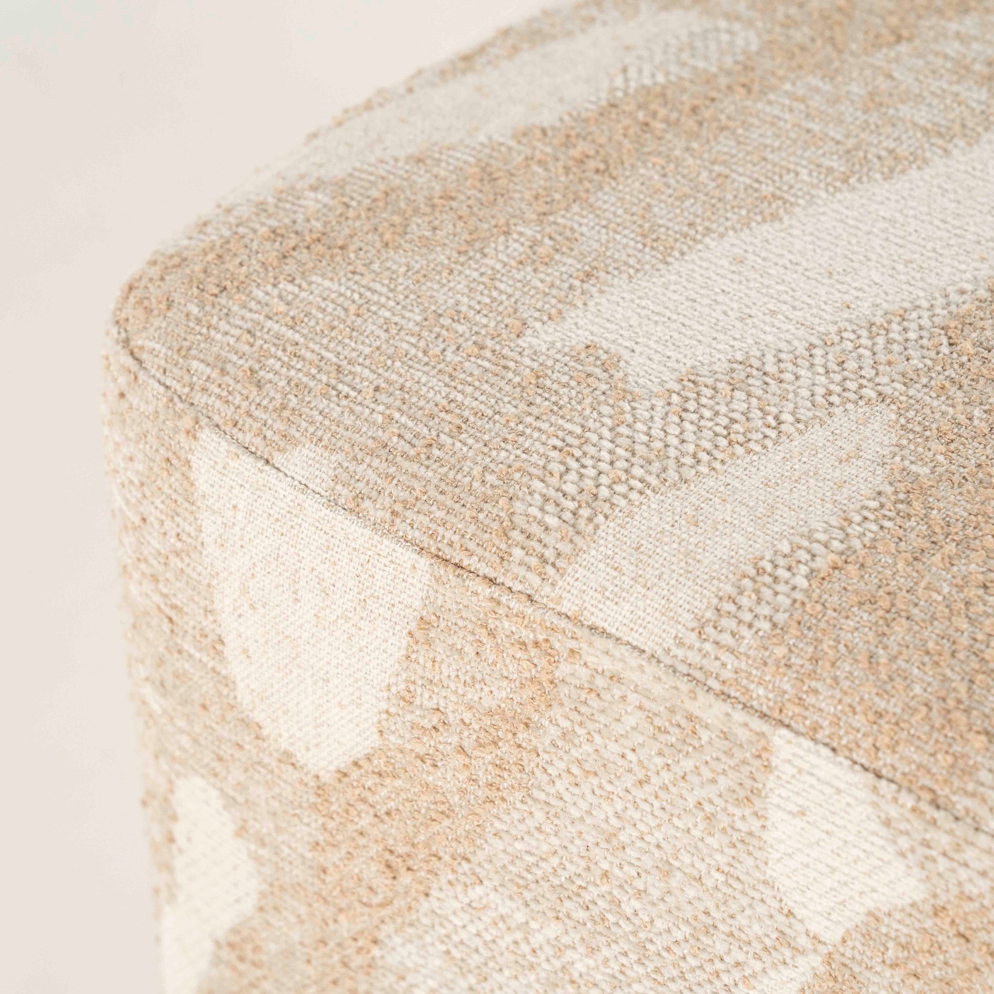 Firkantet puff i organisk mønster, lyse farger  (beig og hvit).