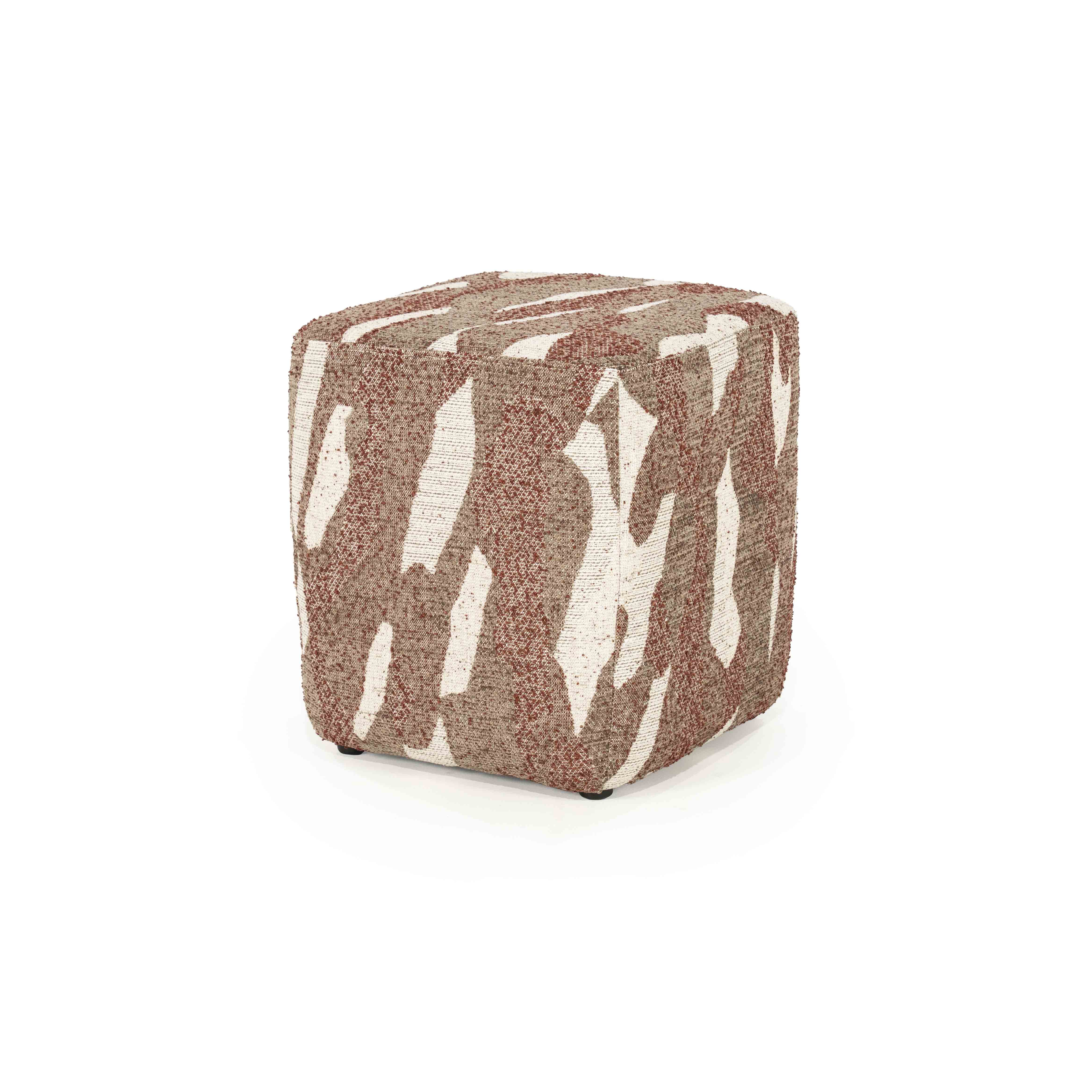 Firkantet puff i organisk mønster. Lyse felt blandet med terrakottarøde felt.