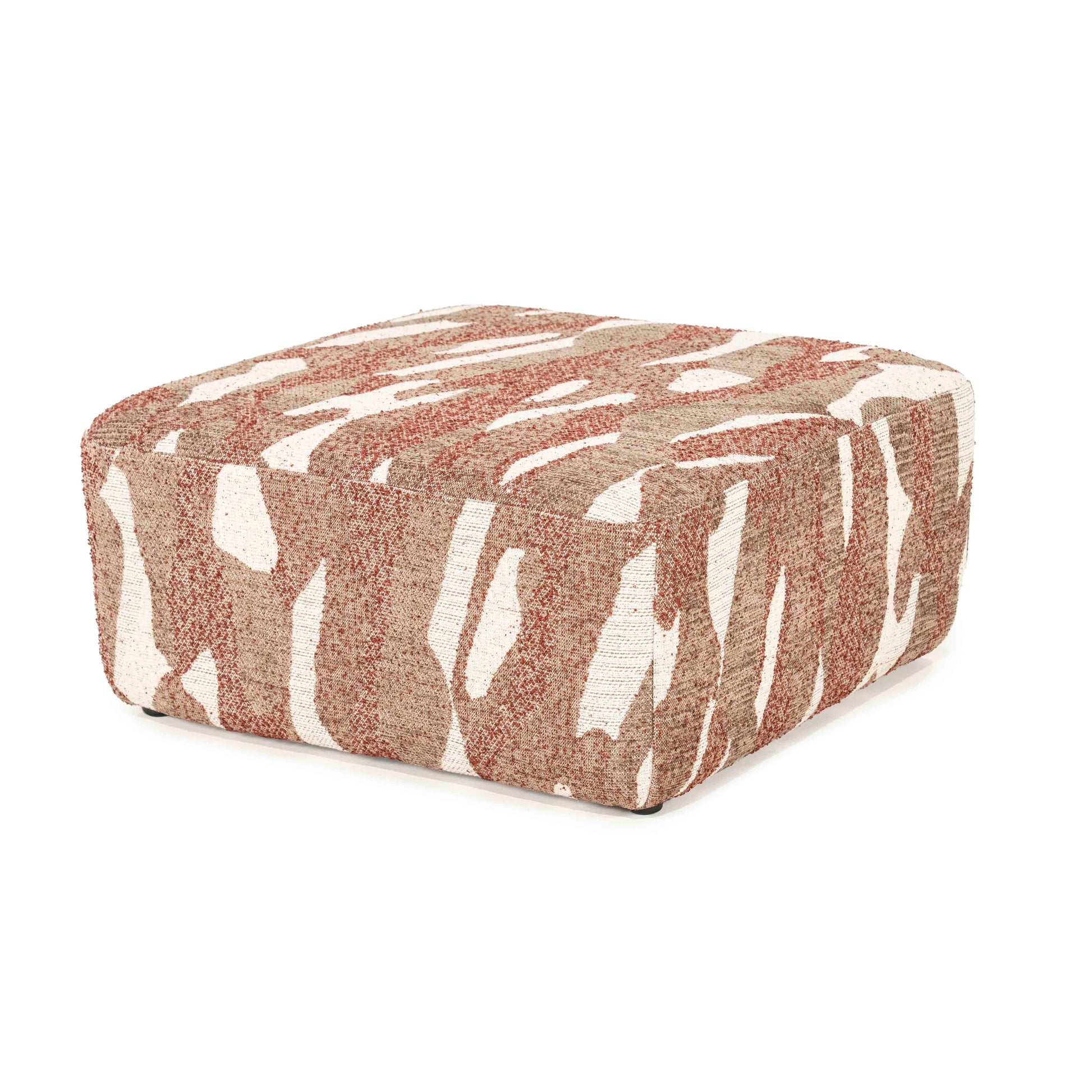 Firkantet puff i organisk mønster. Hvite og rustrøde fargefelt.