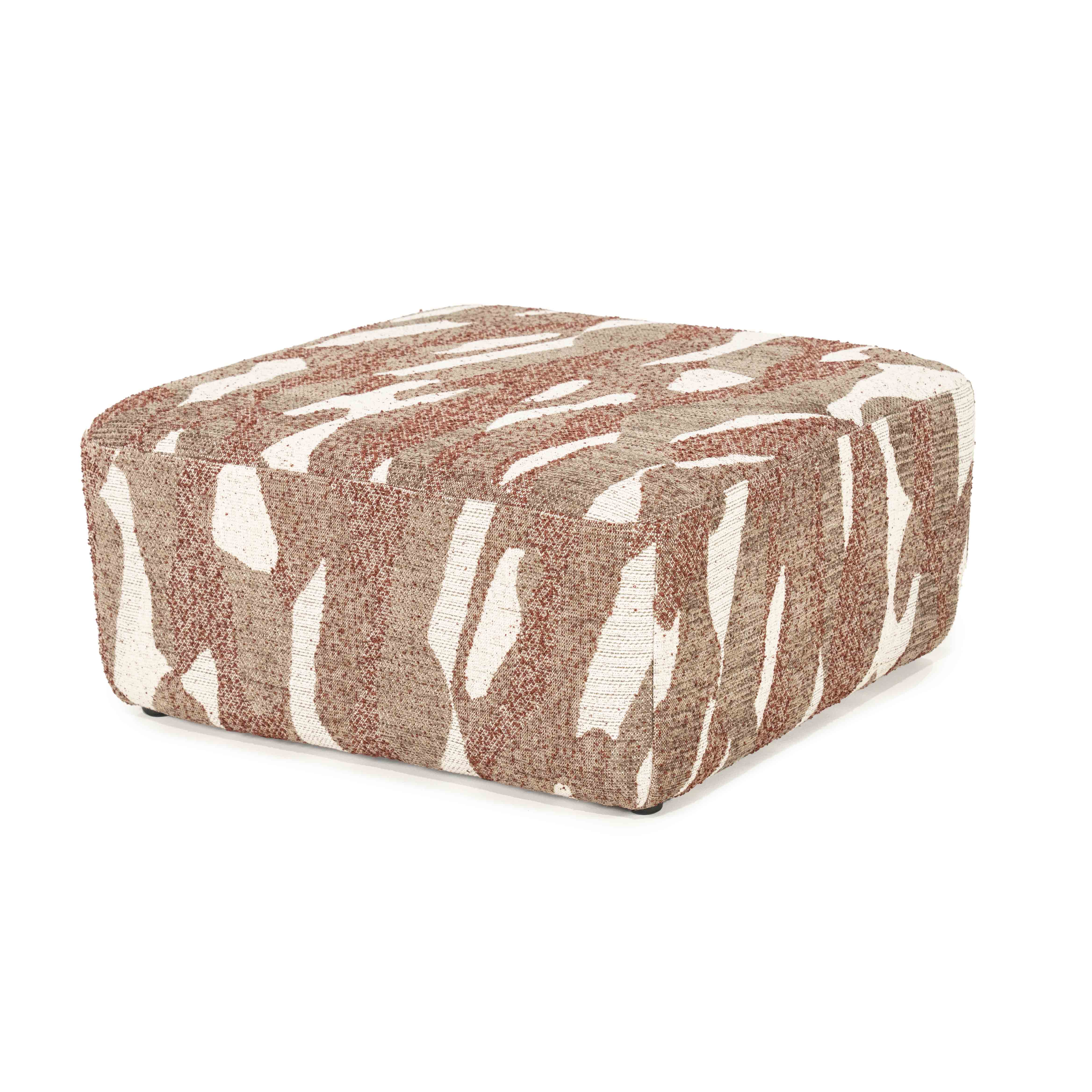 Firkantet puff i organisk mønster. Hvite og rustrøde fargefelt.