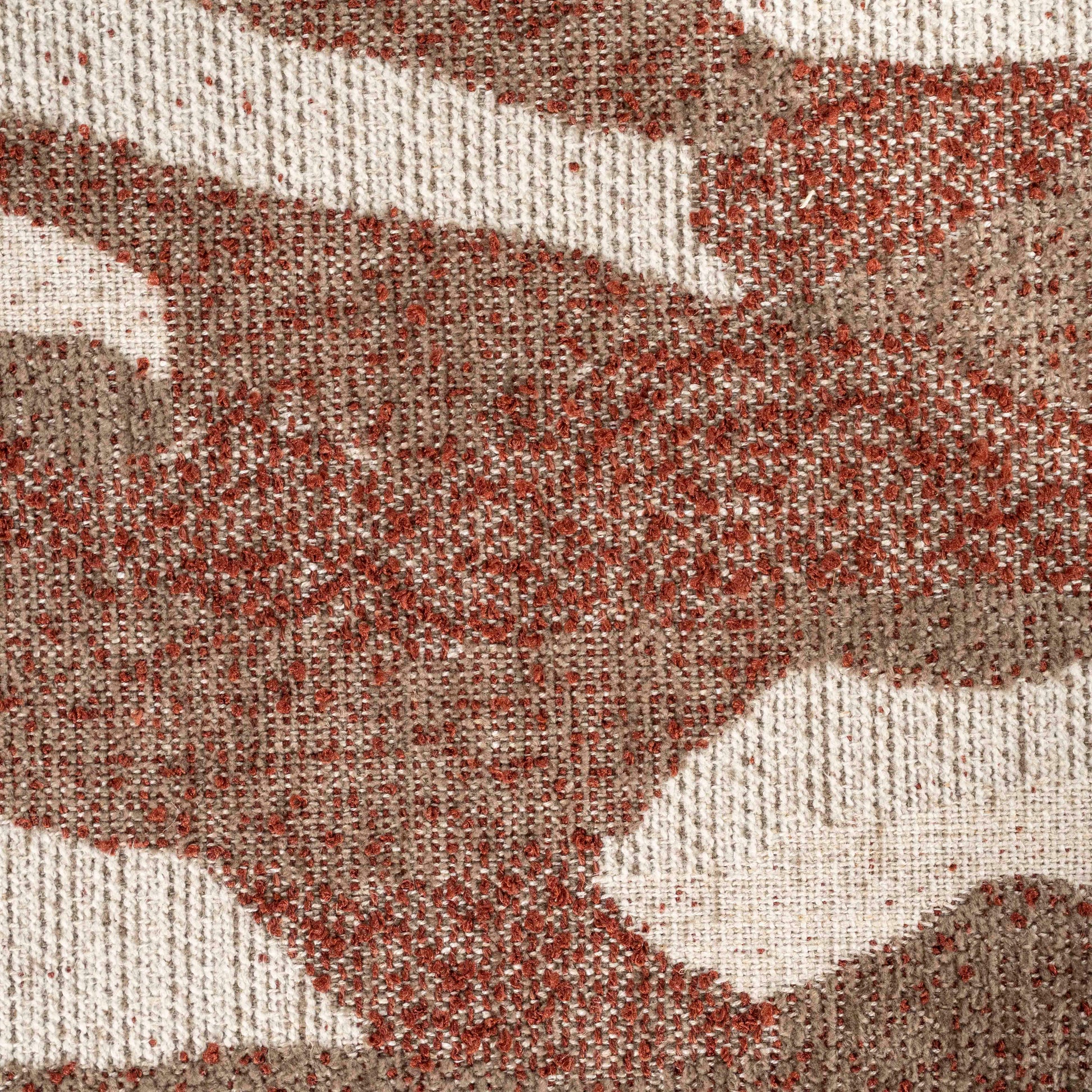 Stoffprøve: Firkantet puff i organisk mønster. Hvite og rustrøde fargefelt.