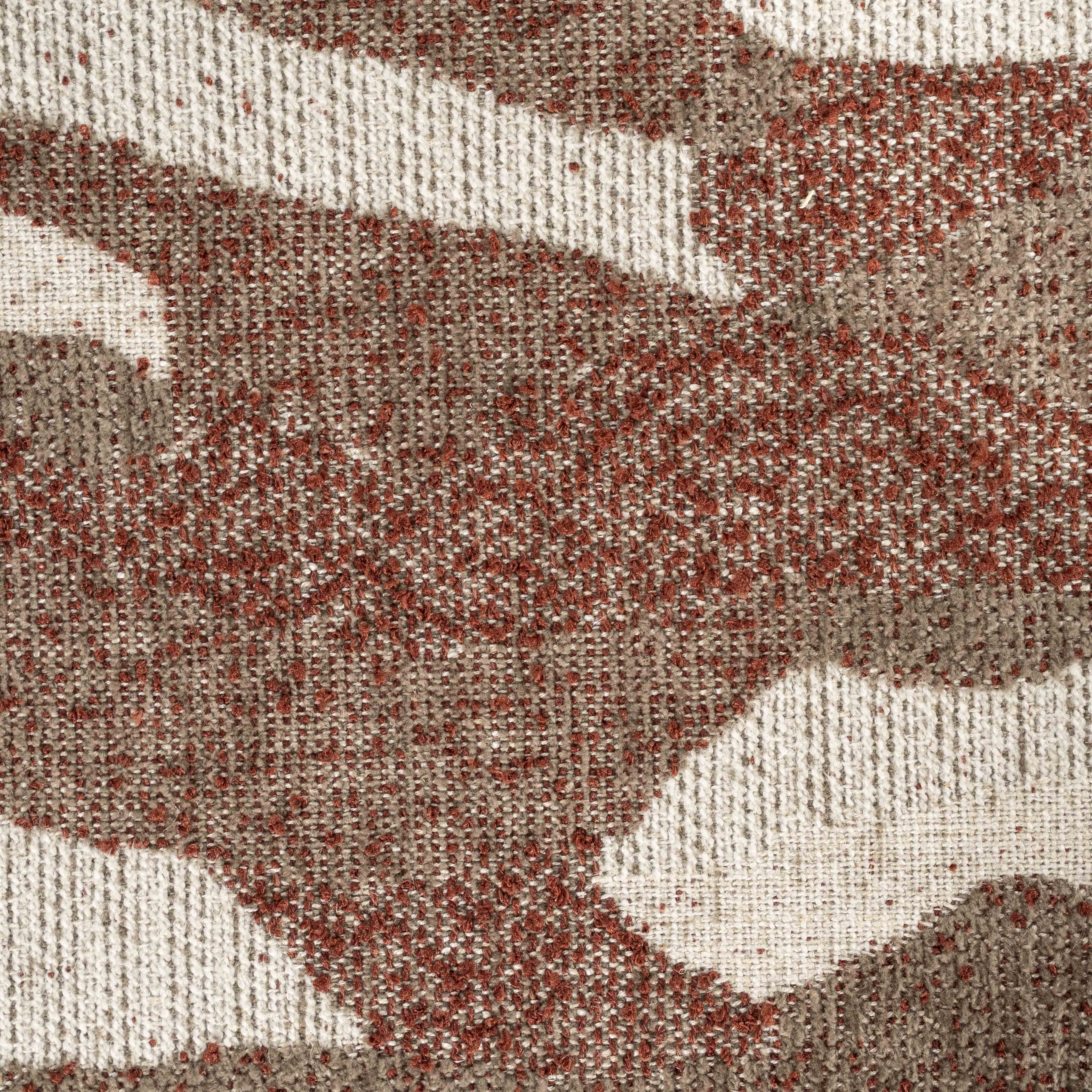 Stoffprøve: Firkantet puff i organisk mønster. Hvite og rustrøde fargefelt.