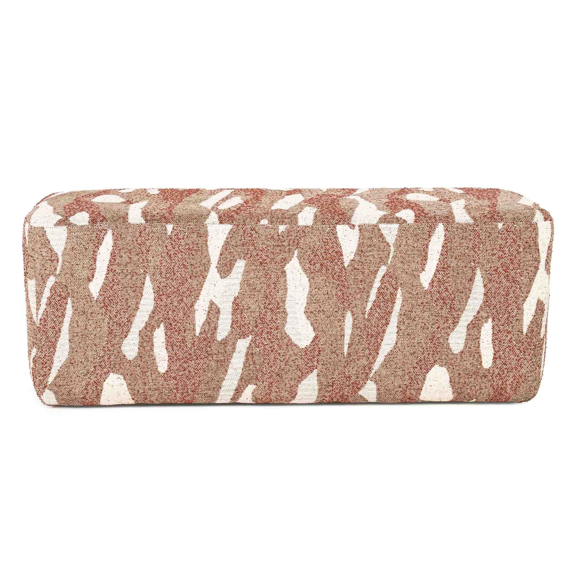 Avlang firkantet puff i organisk mønster. Hvite og rustrøde farger.