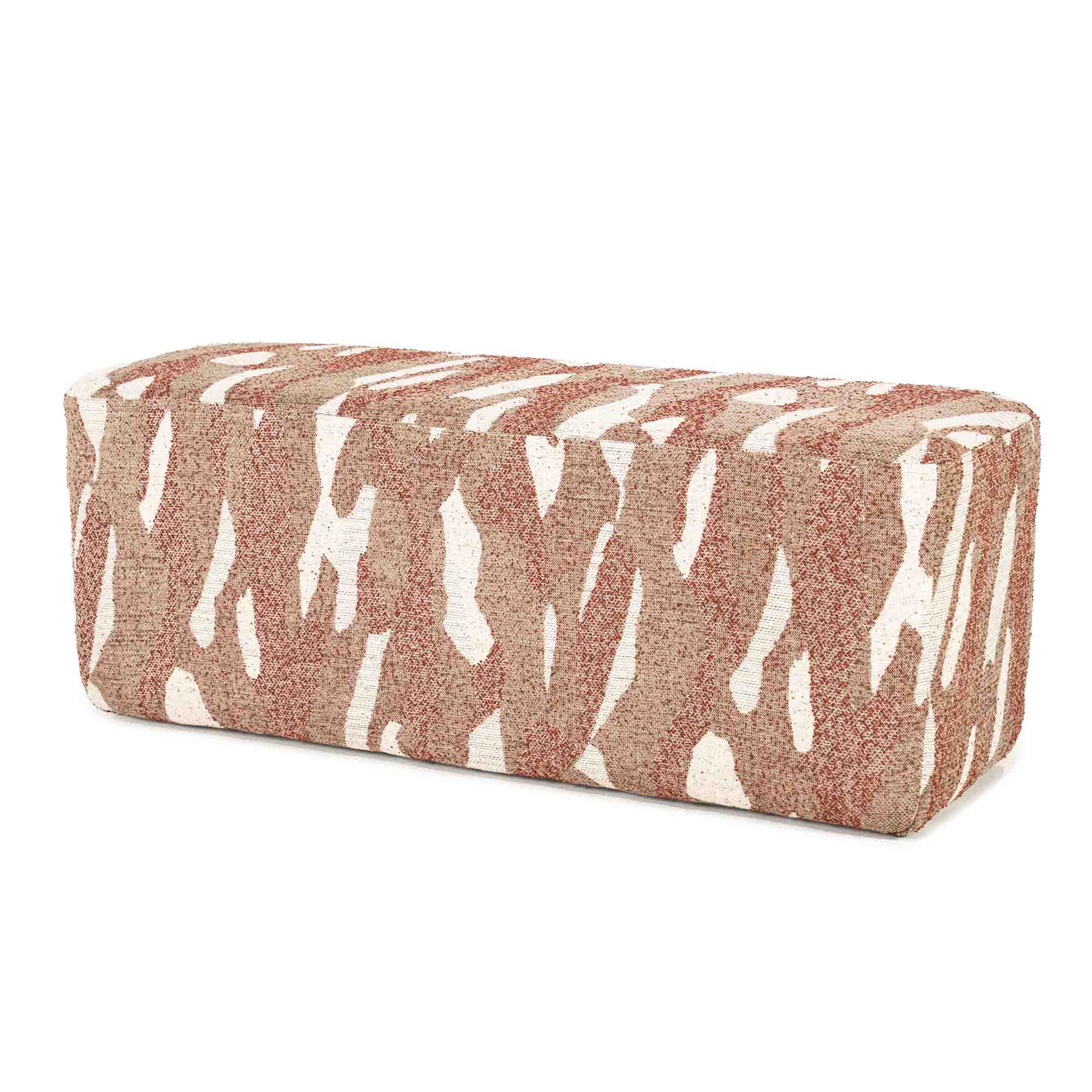 Avlang firkantet puff i organisk mønster. Hvite og rustrøde farger.