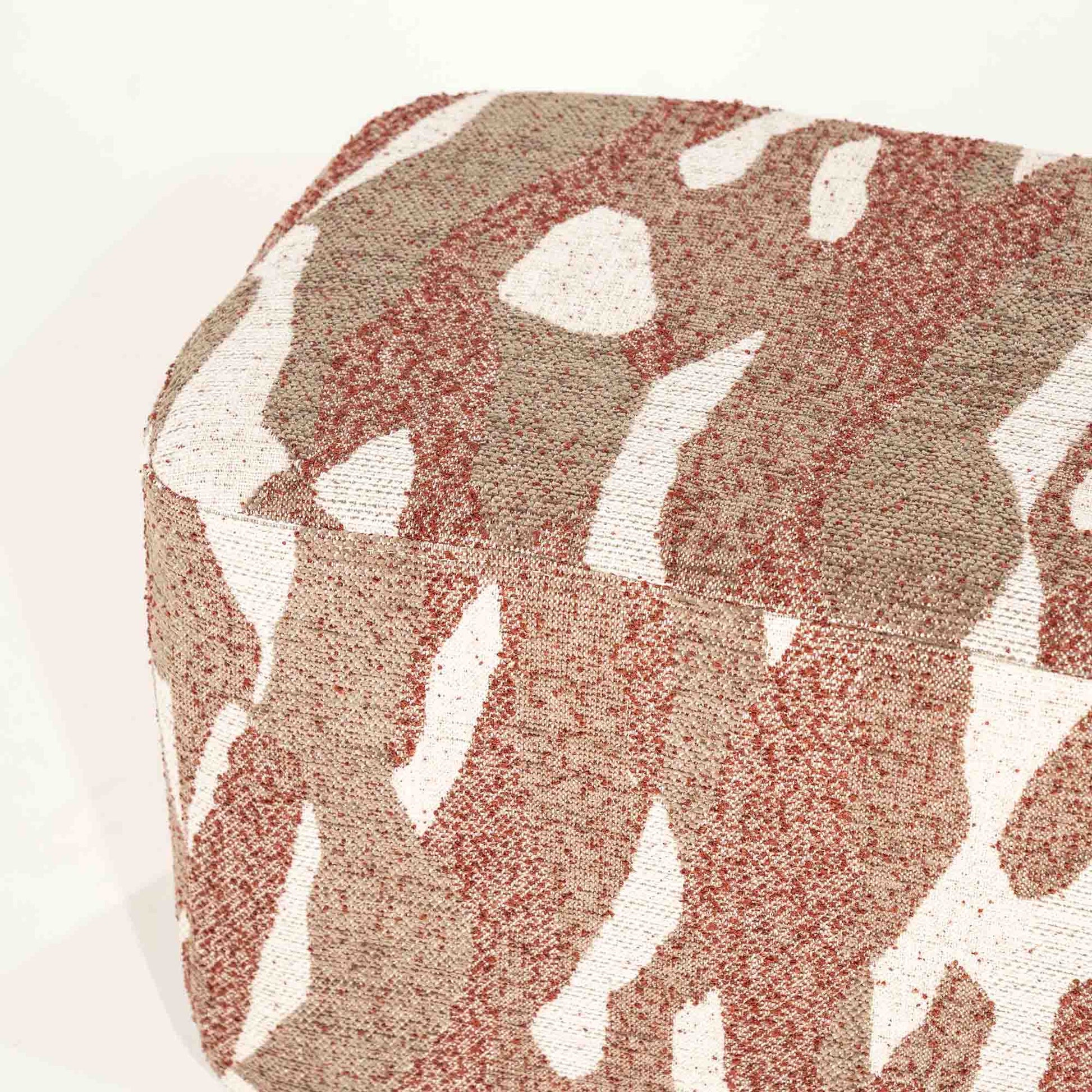 Avlang firkantet puff i organisk mønster. Hvite og rustrøde farger.