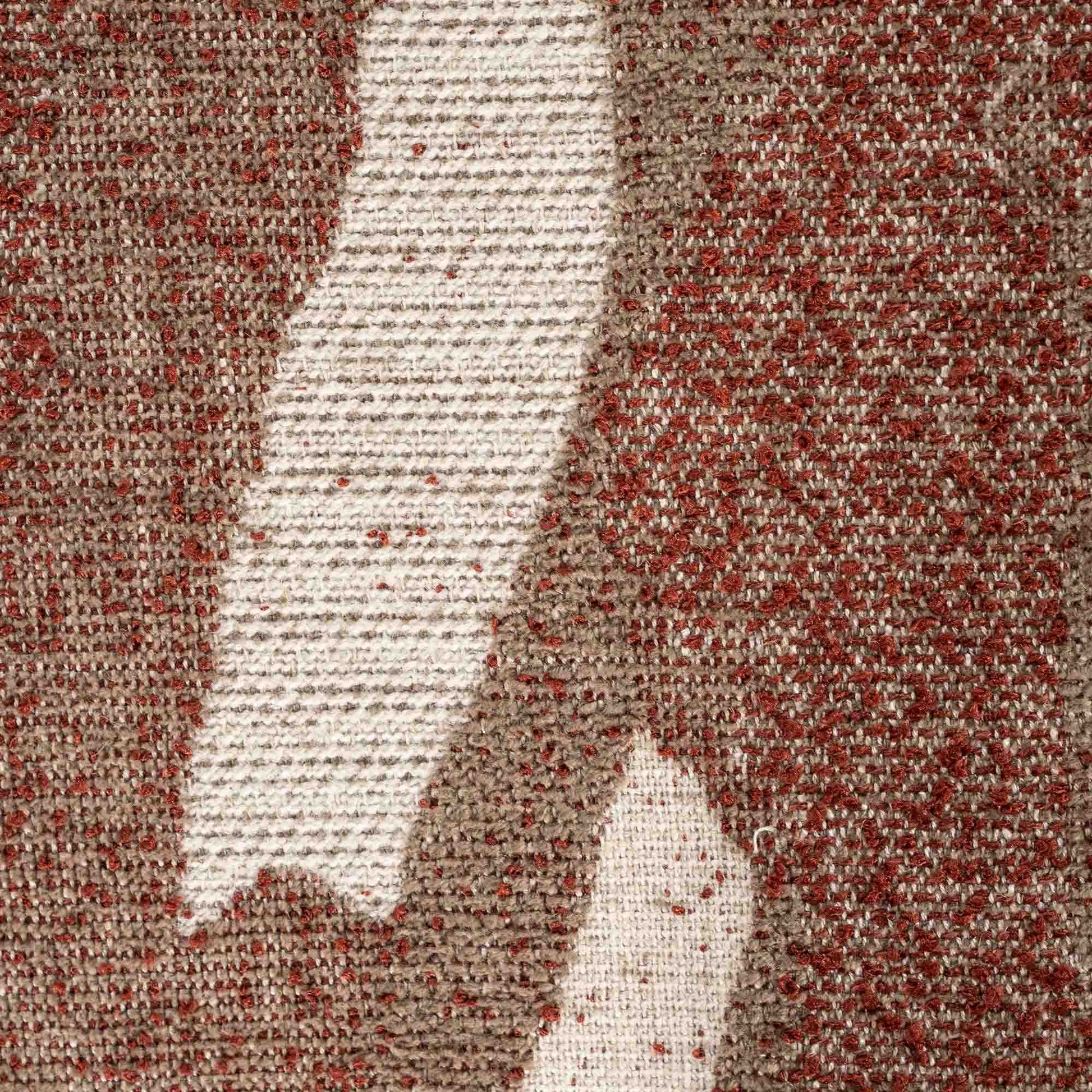 Stoffprøve: Avlang firkantet puff i organisk mønster. Hvite og rustrøde farger.