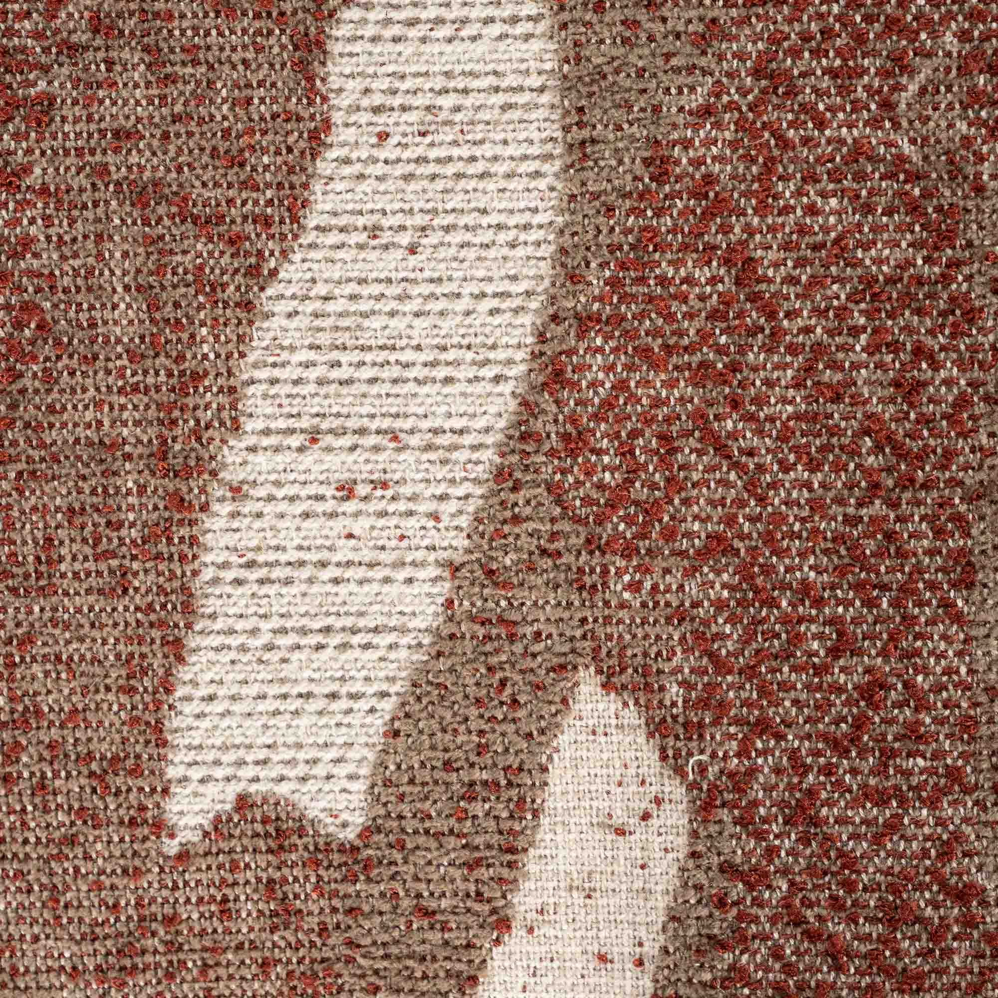 Stoffprøve: Avlang firkantet puff i organisk mønster. Hvite og rustrøde farger.