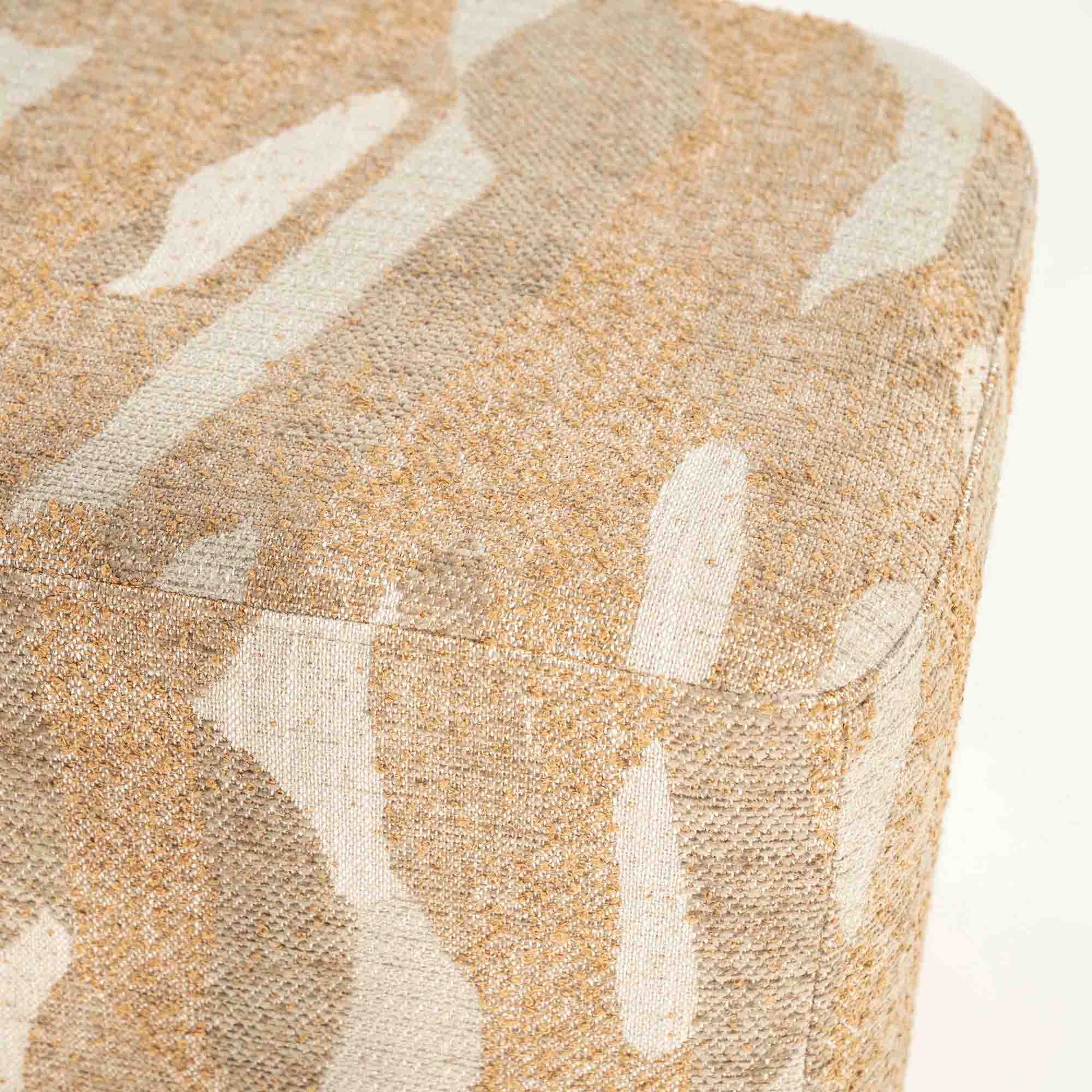 Avlang firkantet puff i organisk mønster. Hvit og beige