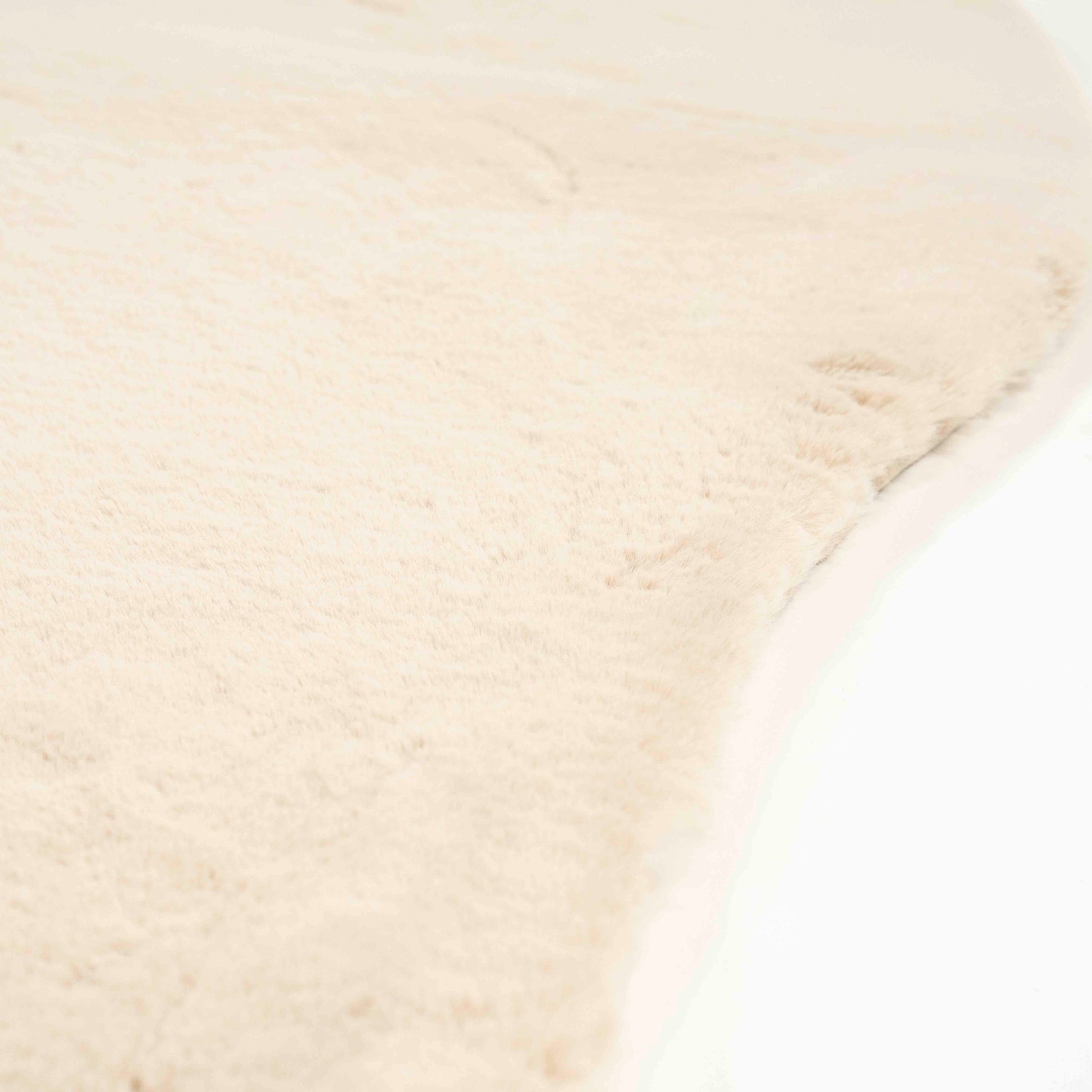 Beige gulvteppe i organiske former.