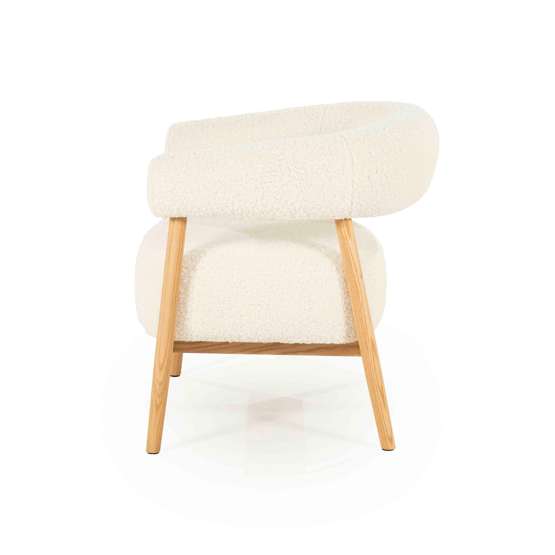 Mysa lenestol med lyst stoff og eikeben