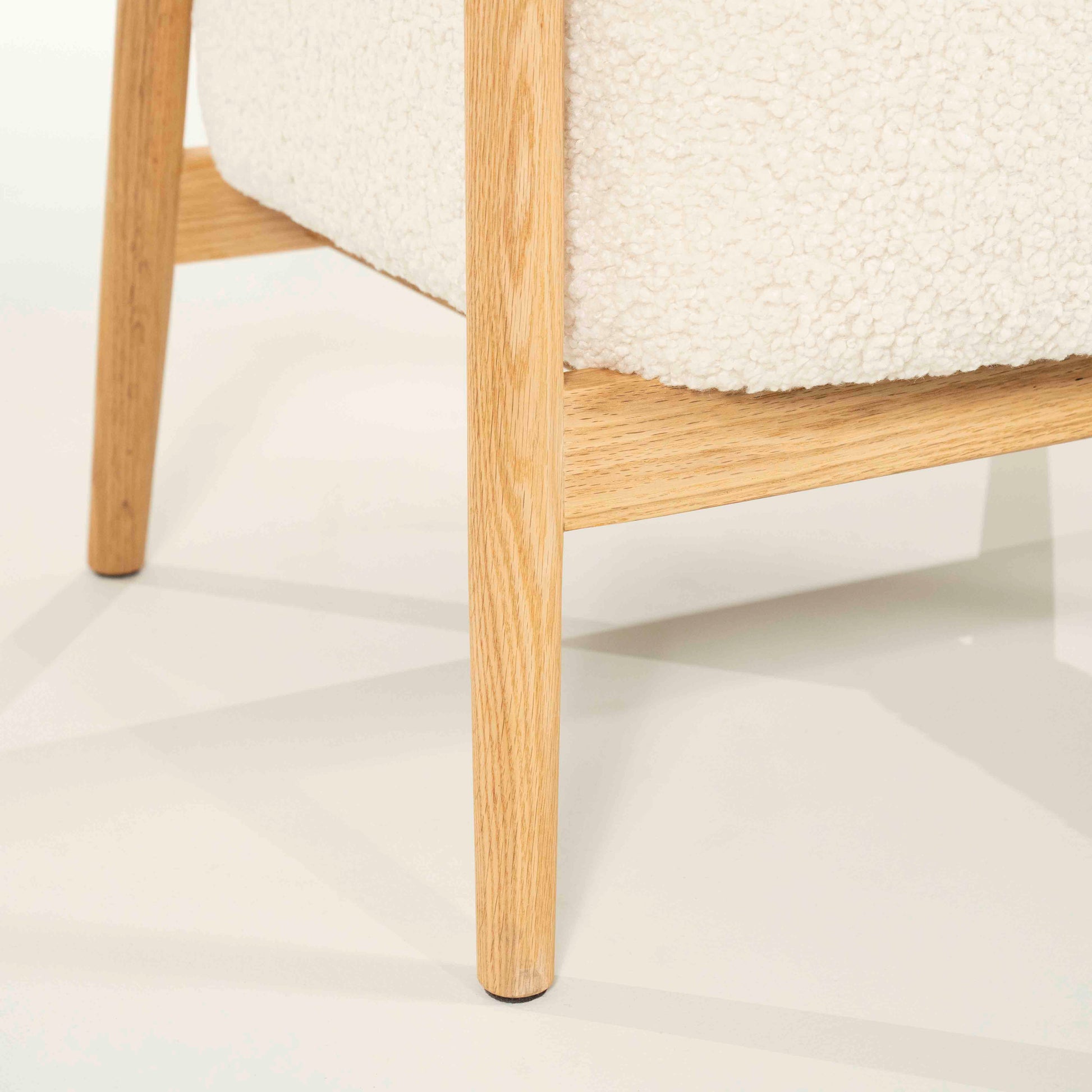 Mysa lenestol med lyst stoff og eikeben