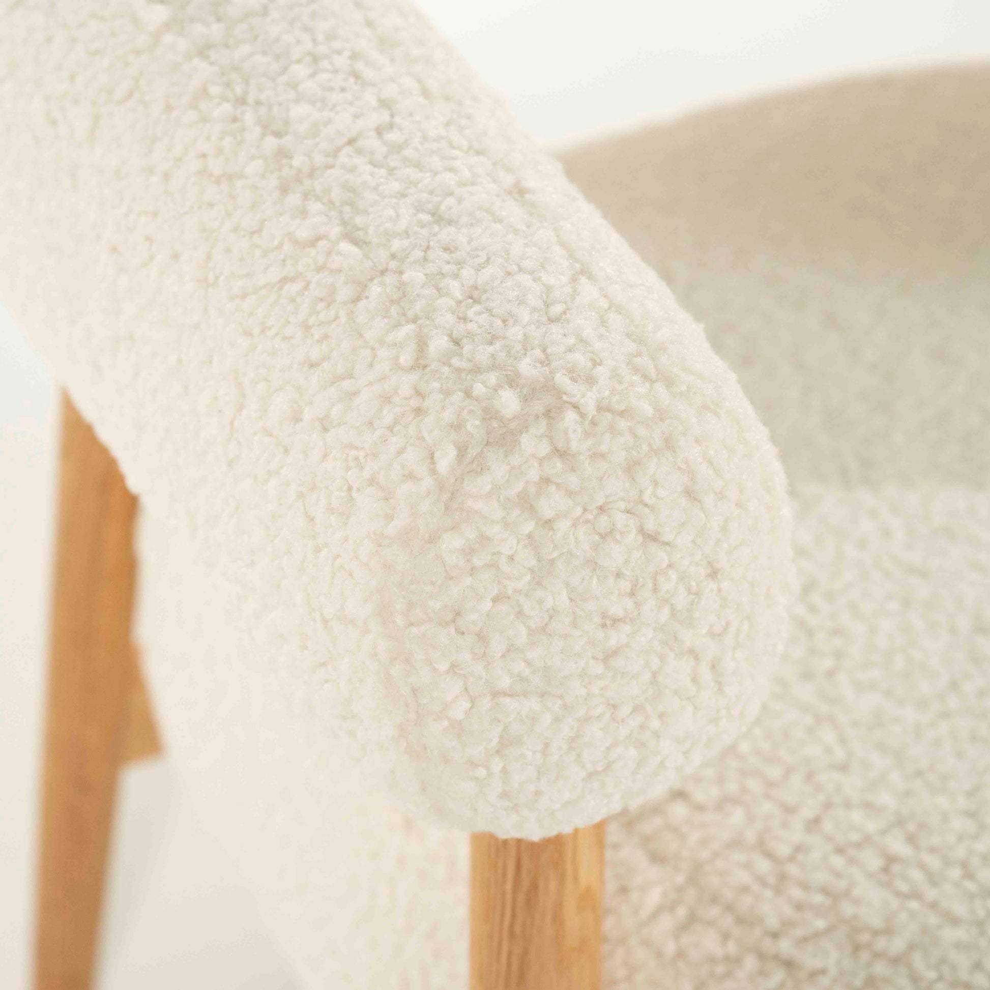 Mysa lenestol med lyst stoff og eikeben