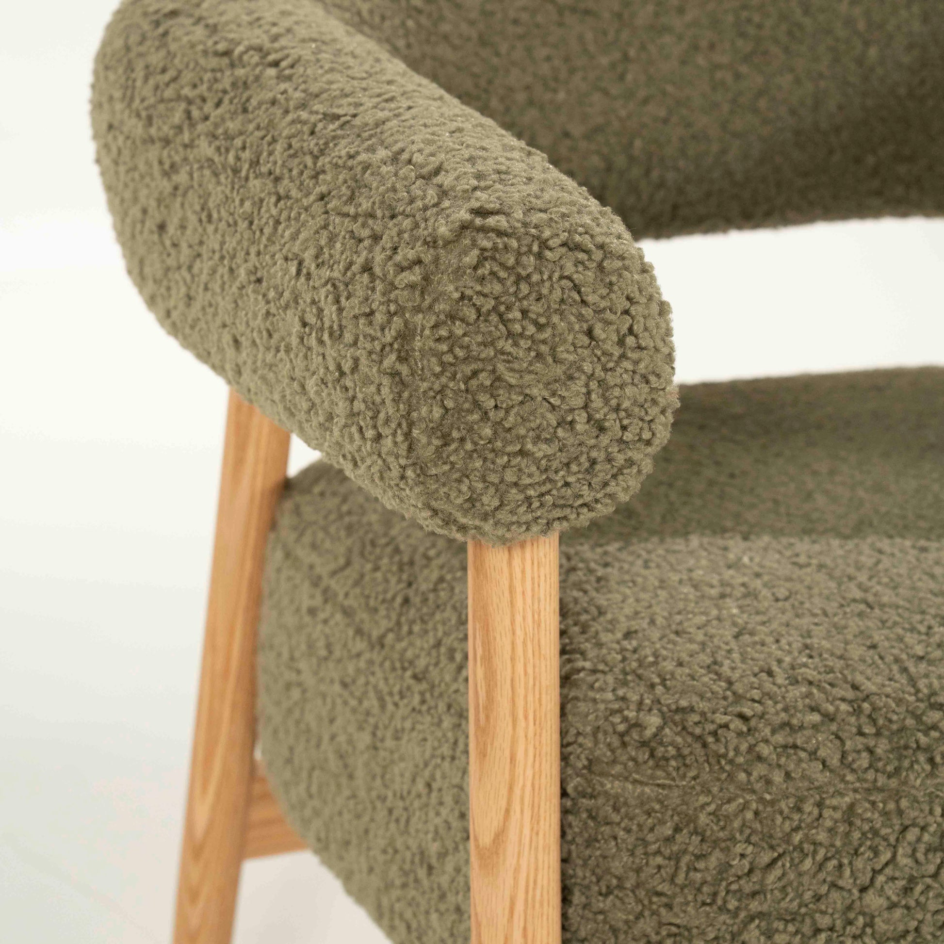 Lenestol med grønt teddystoff og lyse eikeben