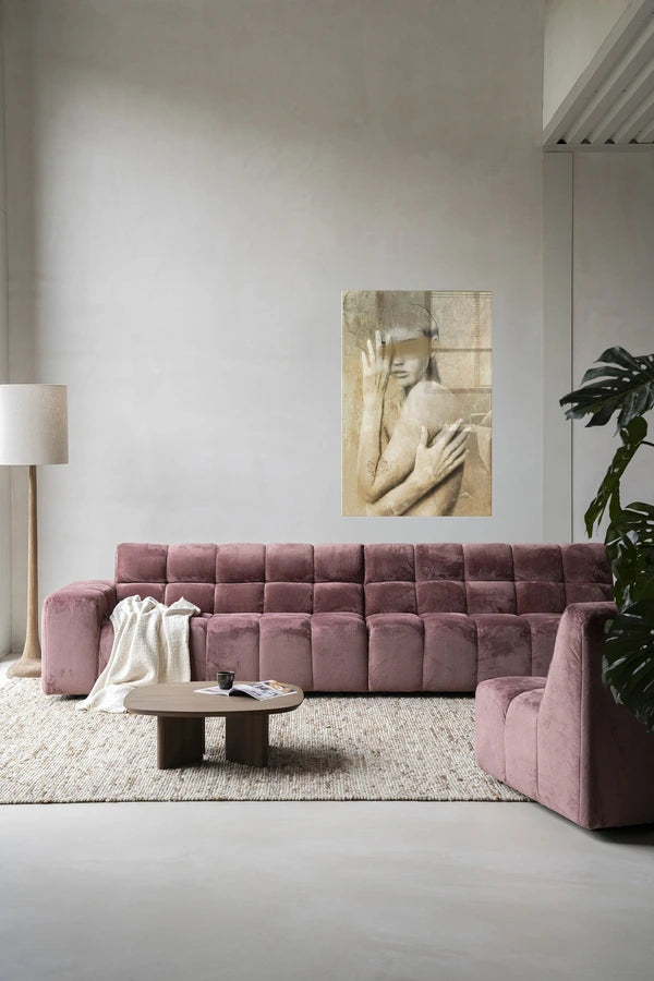 Kunsttrykk over sofa.