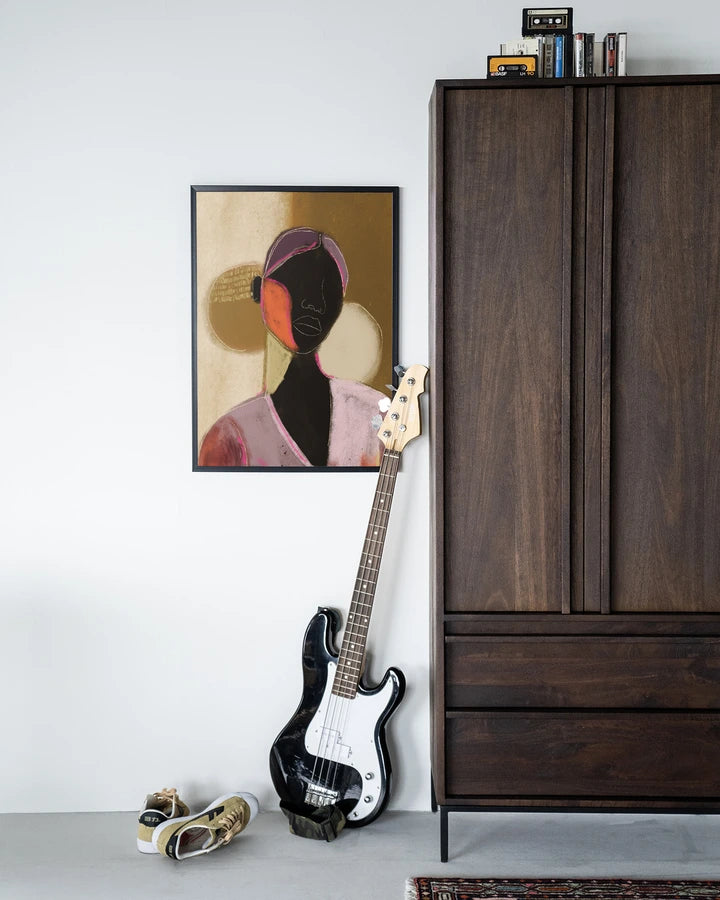 Kunsttrykk på syrefritt papir, lerret og glass. Kvinnelig skikkelse med store fargede flater.