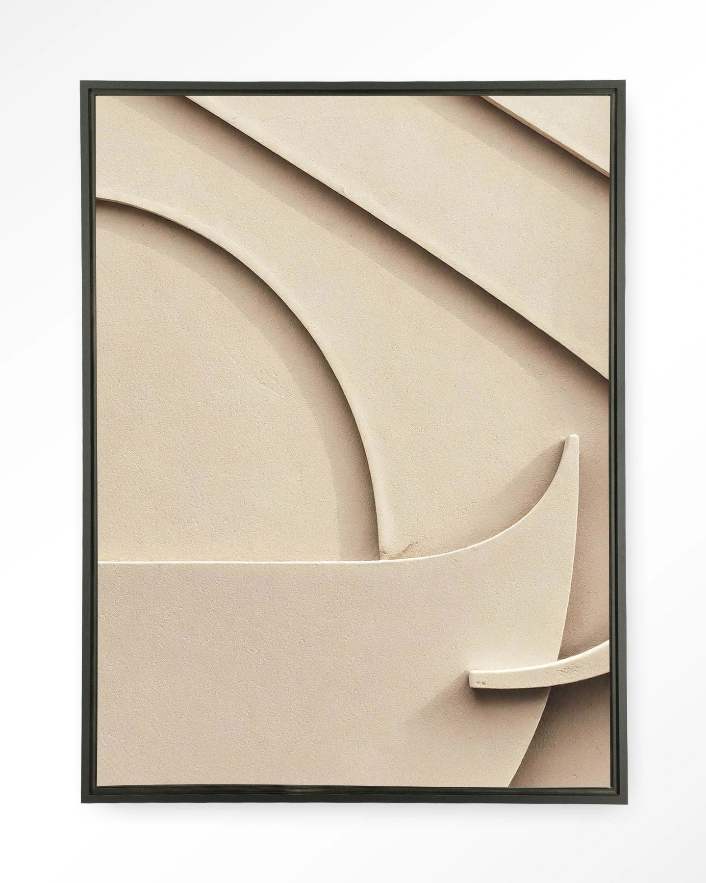 Kunsttrykk på lerret i svart ramme. Beige farger og gemometriske former.