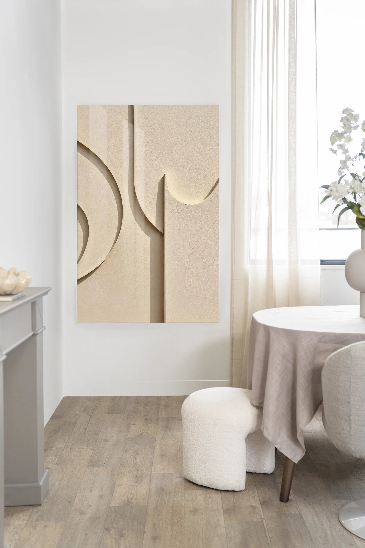 Kunsttrykk på glassplate. Beige farger og gemometriske former.