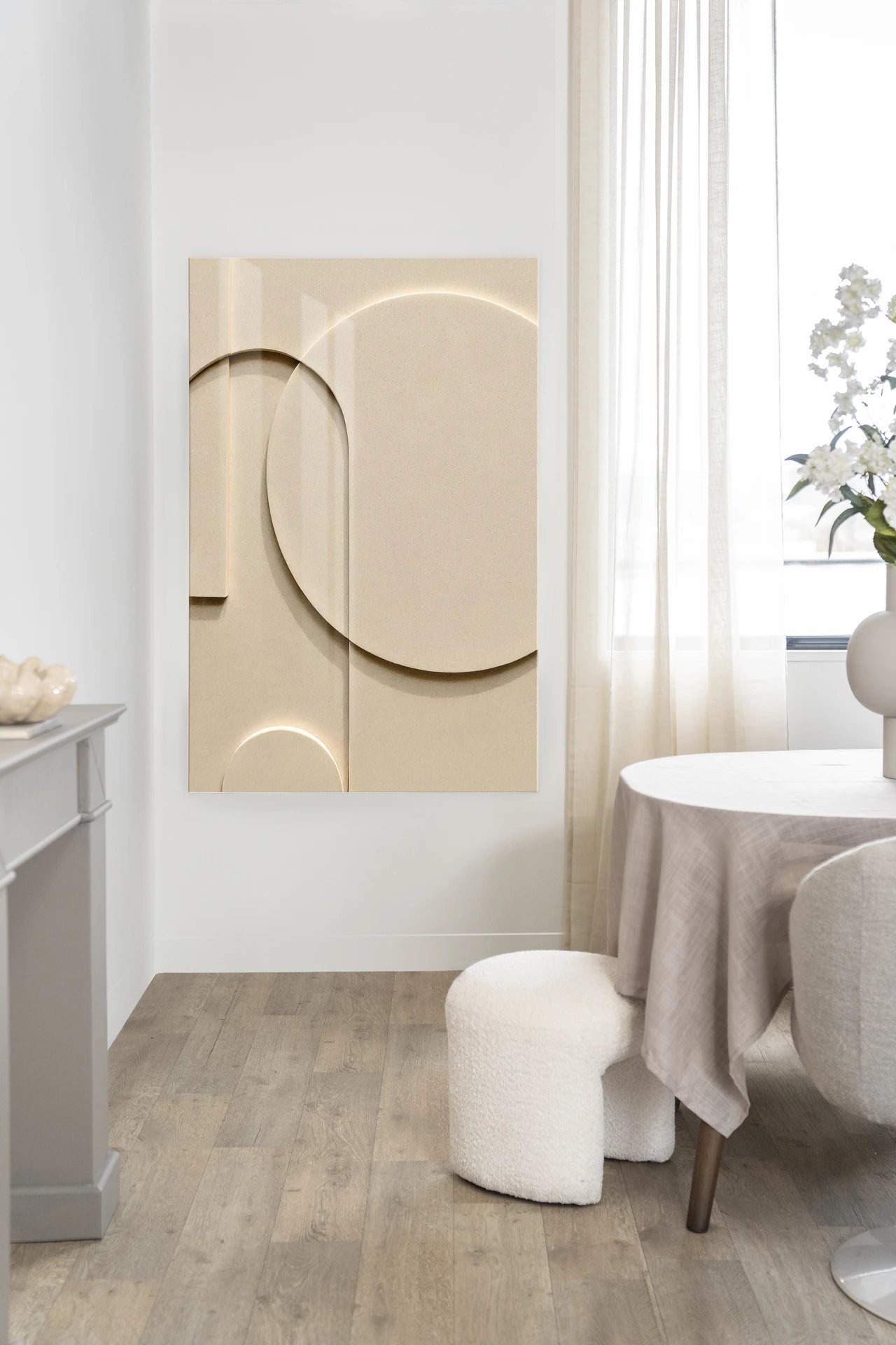 Kunsttrykk på glassplate. Beige farger og gemometriske former.