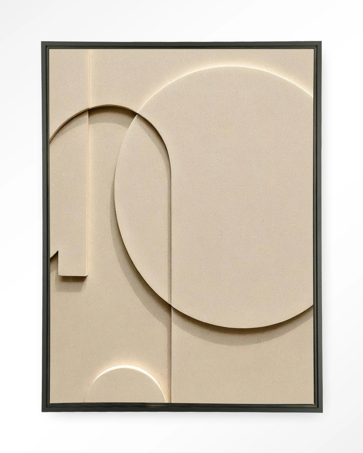 Kunsttrykk på slerret i svart rammer. Beige farger og gemometriske former.