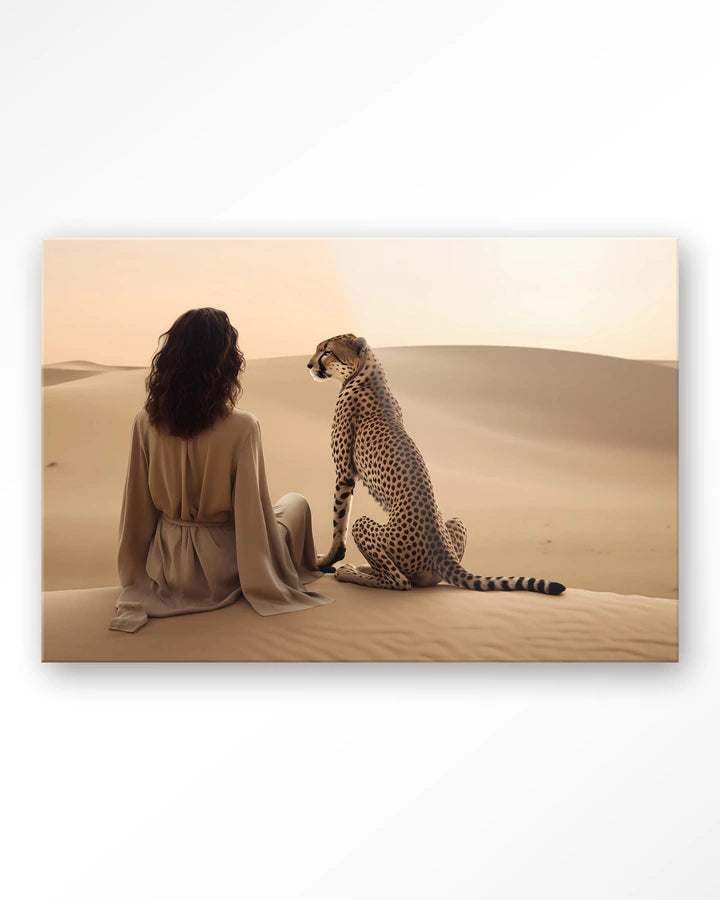 Bildemotiv av  dame sittende iørken ved siden av en leopard. Kunsttrykk på syrefritt papir, lerret og glass.