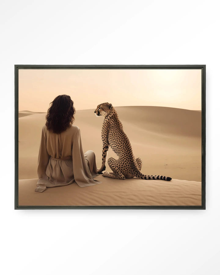 Bildemotiv av  dame sittende iørken ved siden av en leopard. Kunsttrykk på syrefritt papir, lerret og glass.
