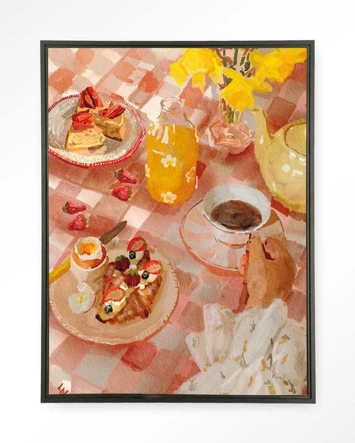 Maleri av et dekket frokostbord med rutete duk, snitter, egg, juice, blomster i vase og kaffekopp. Kunsttrykk på syrefritt papir, lerret og glass. Mørkt og litt mystiskt uttrykk.