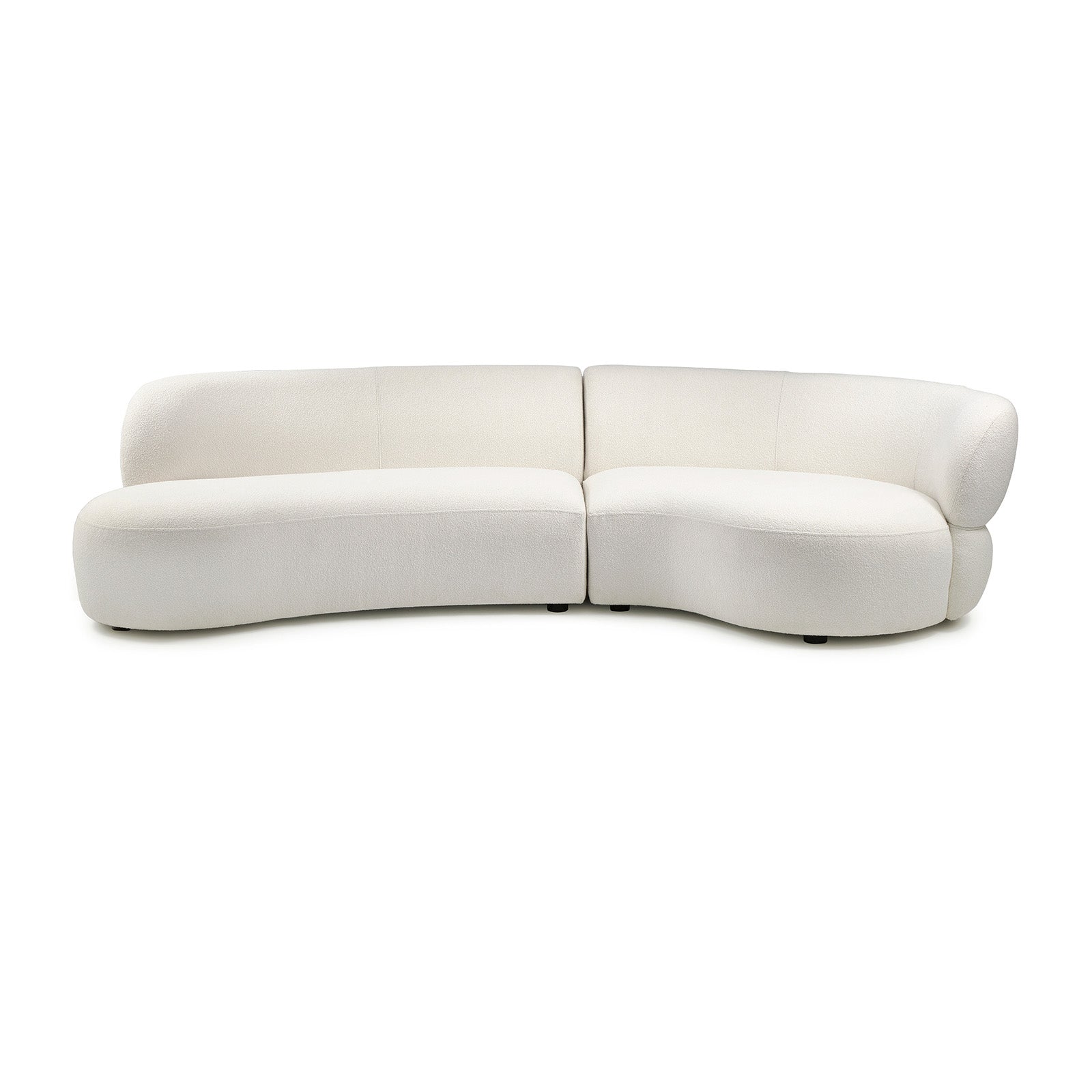 Hvit buet sofa 3-seter i myke, organiske former. Bouclé-stoff