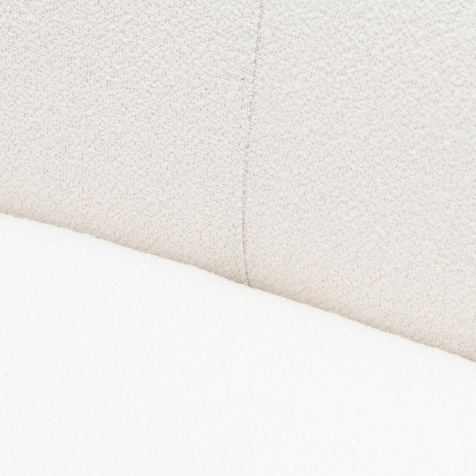 Nærbilde: Hvit buet sofa 3-seter i myke, organiske former. Bouclé-stoff