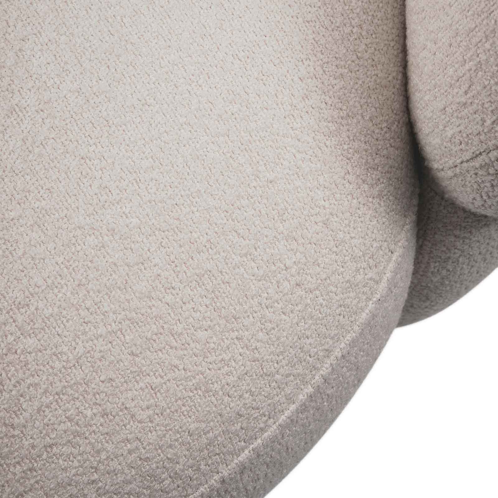 Nærbilde: buet sofa 3-seter i myke, organiske former. Bouclé-stoff