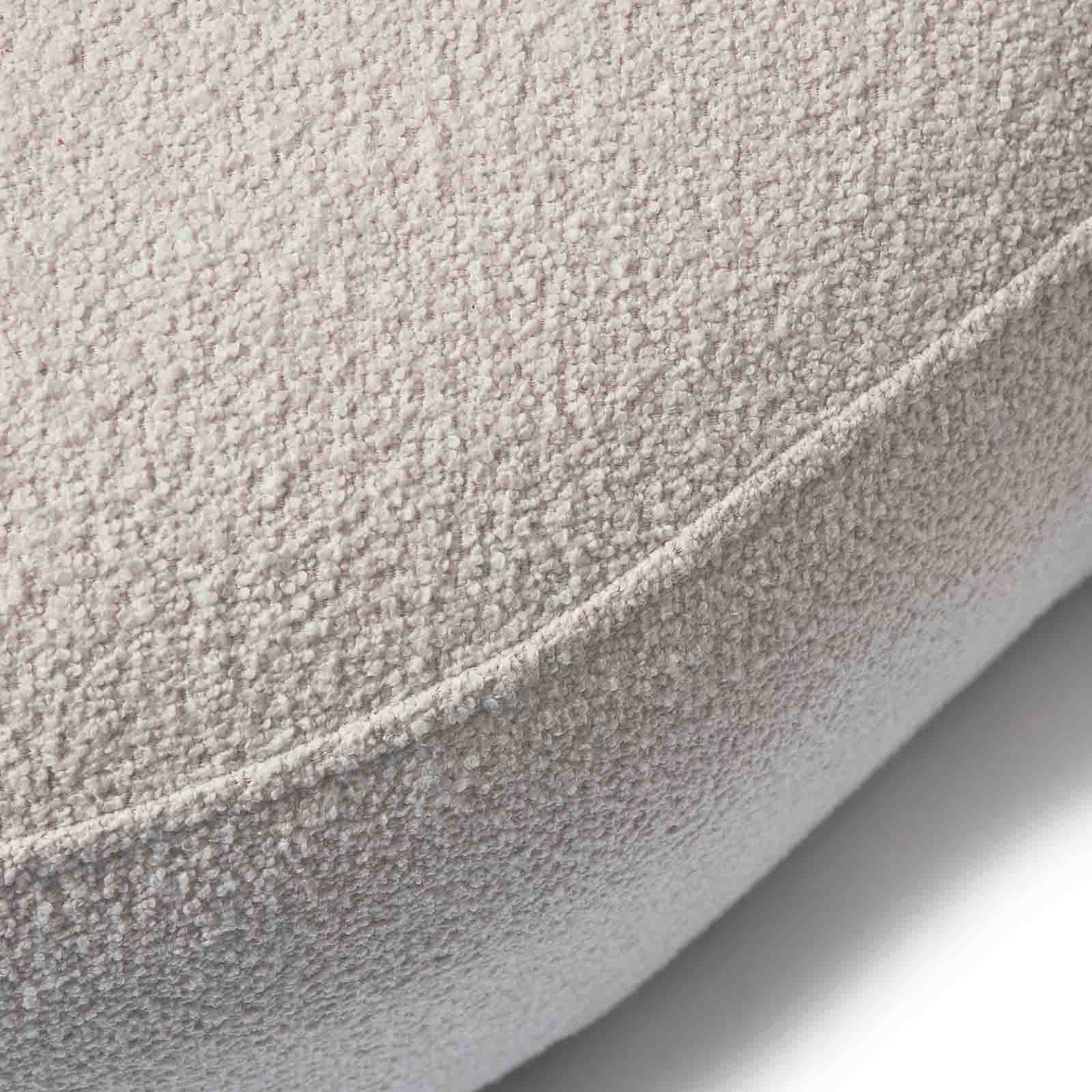 Nærbilde: sofa i bouclé-stoff