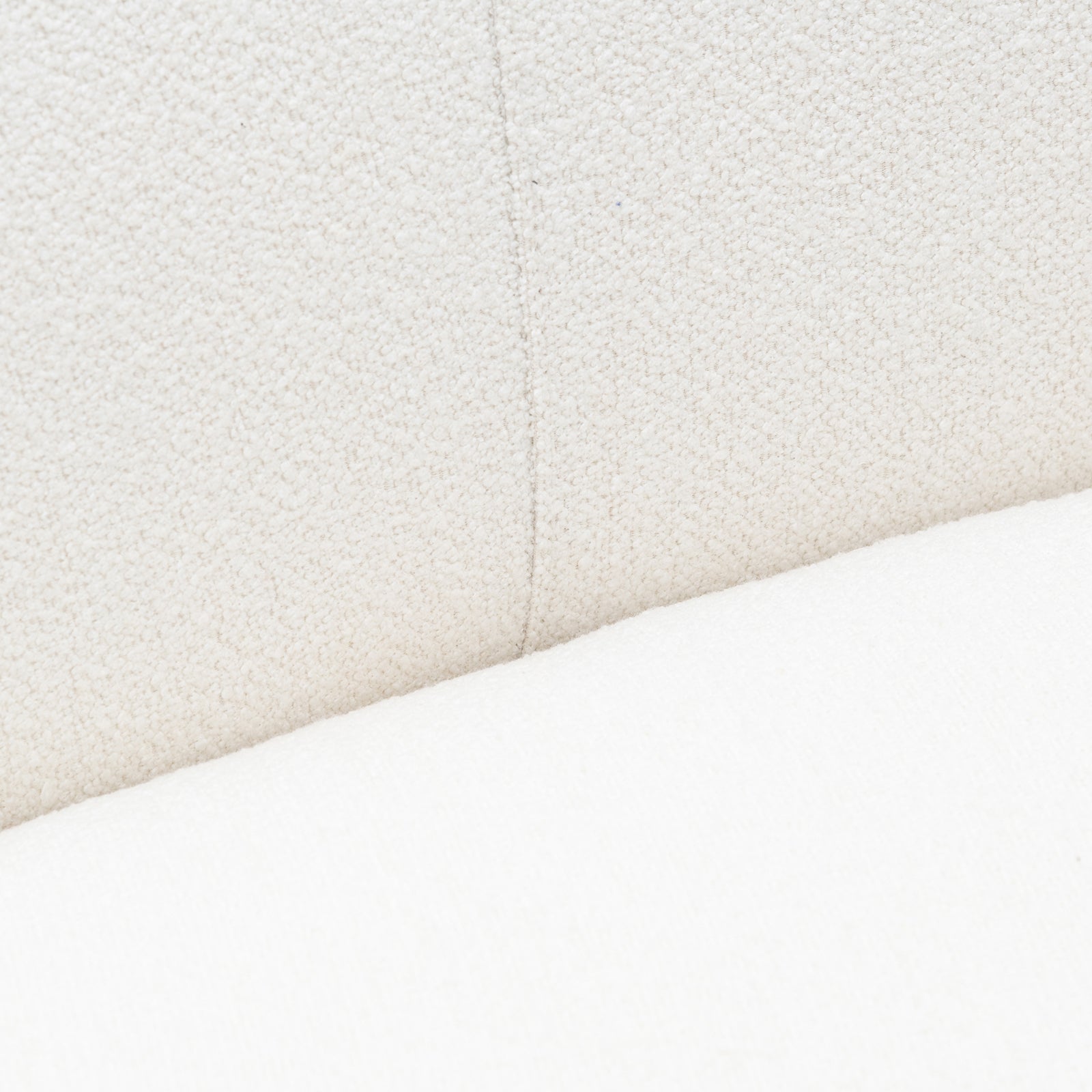 Nærbilde: Hvit buet sofa 3-seter i myke, organiske former. Bouclé-stoff