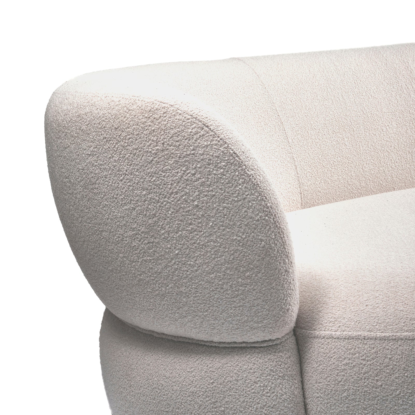 Nærbilde: Hvit buet sofa 3-seter i myke, organiske former. Bouclé-stoff