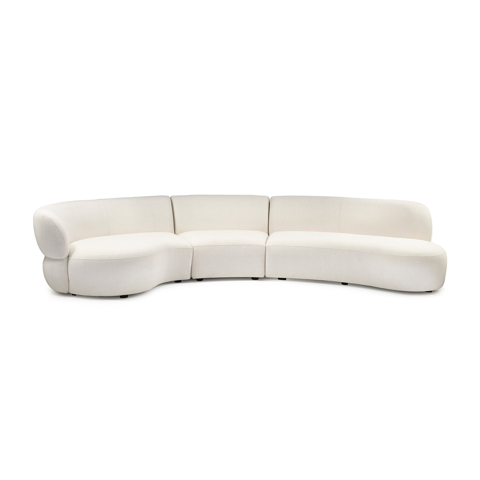 Hvit buet sofa 3-seter i myke, organiske former. Bouclé-stoff