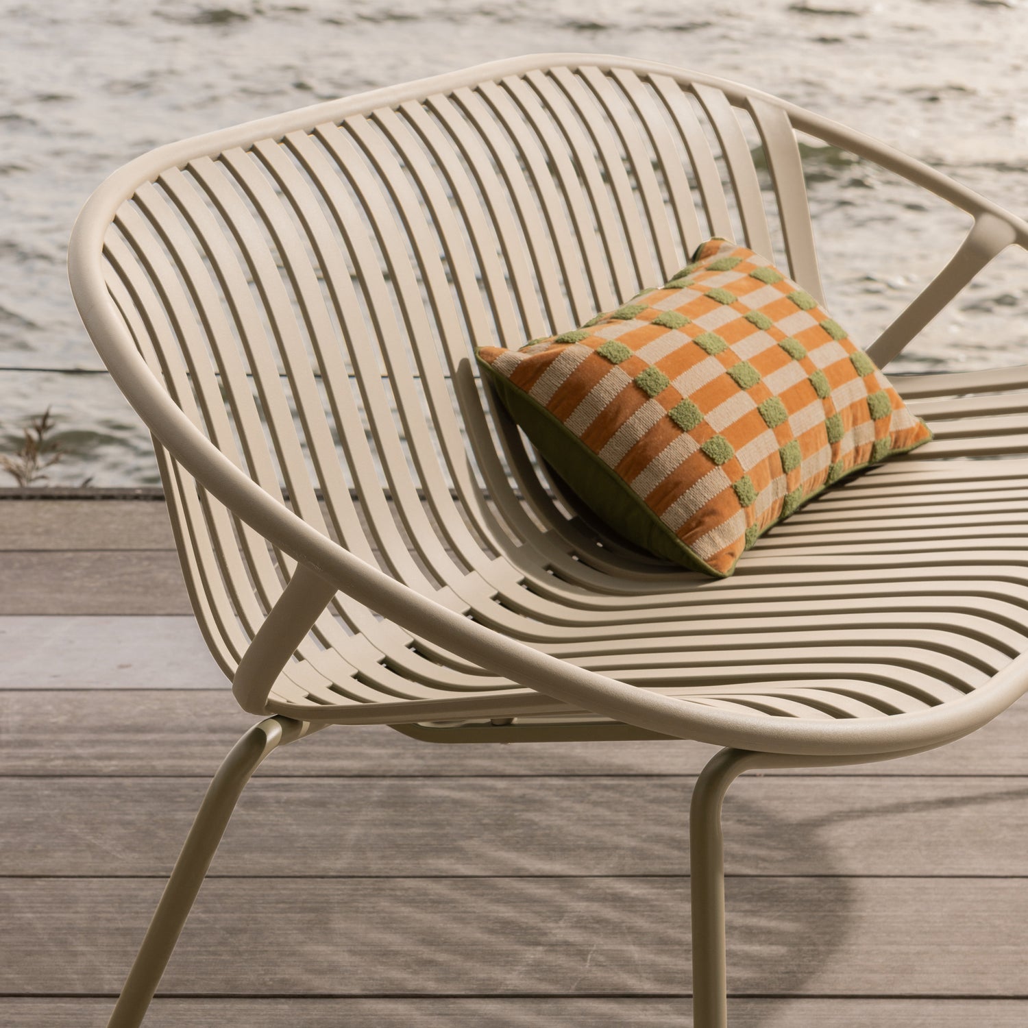 Stilren 2-seters hagebenk  med runde former og spiler i ryggen.