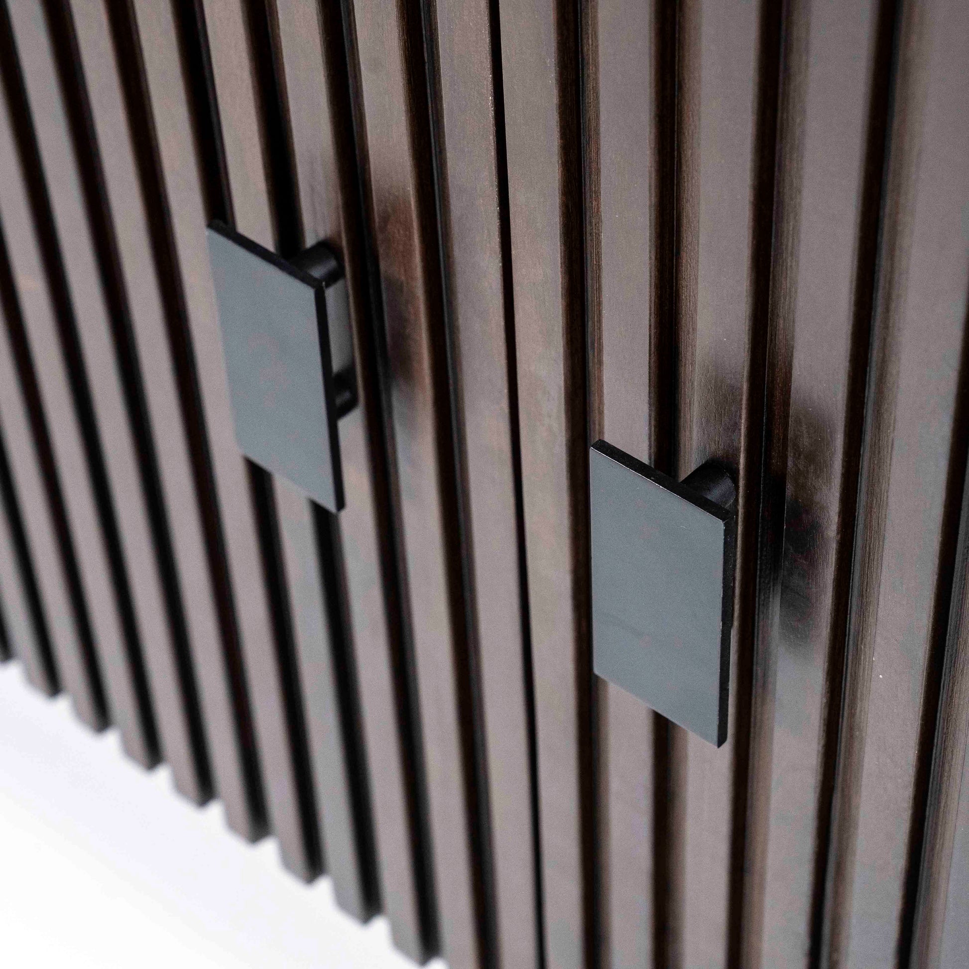 Skjenk i mørk mangotre. Knotter i svart metall.