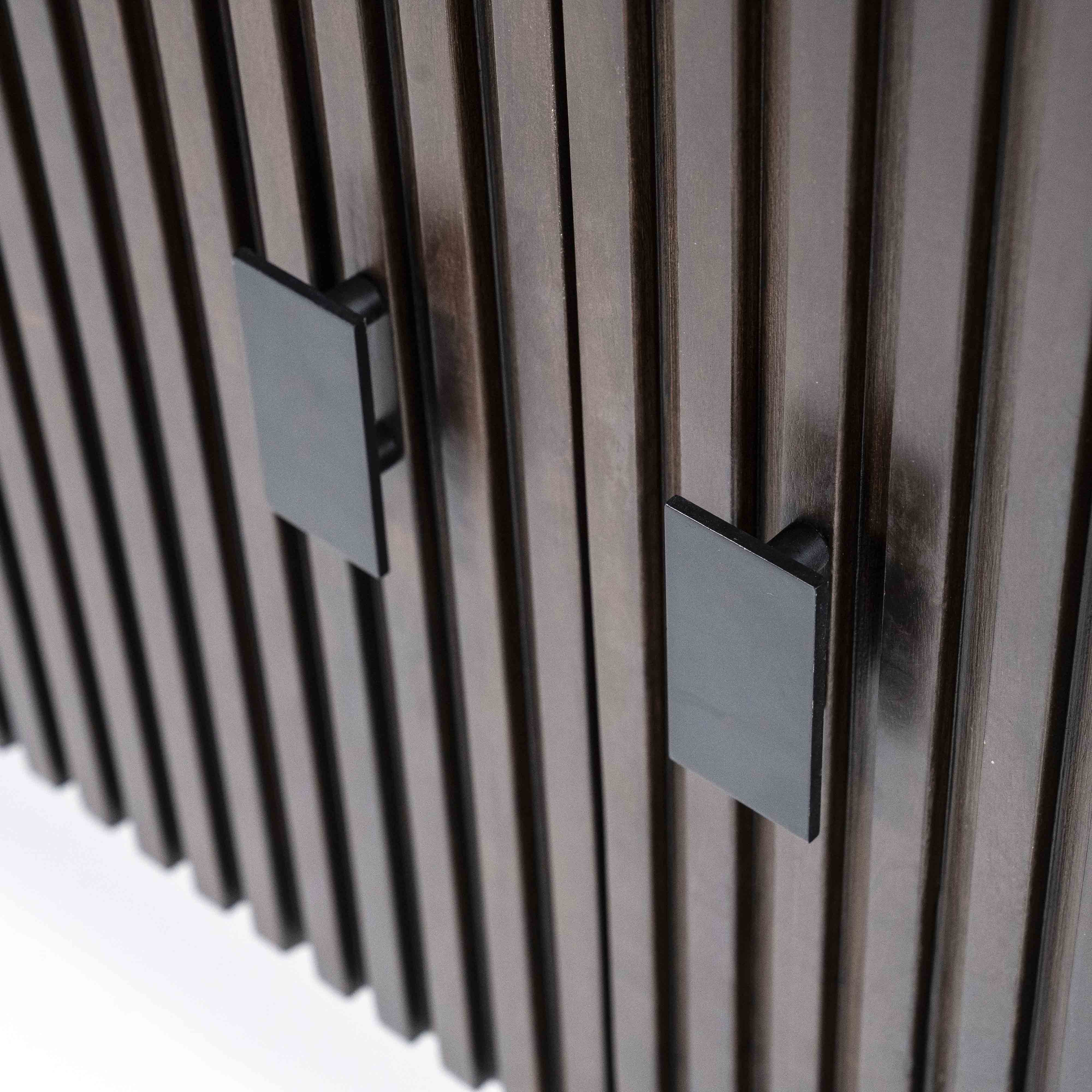 Skjenk i mørk mangotre. Knotter i svart metall.