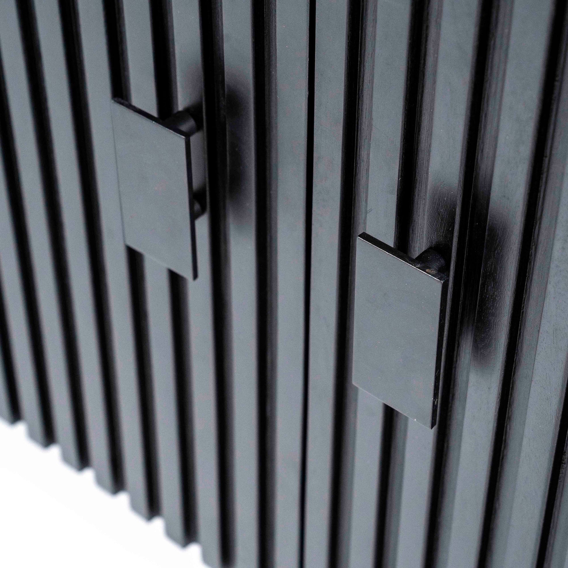 Skjenk i svart mangotre. Knotter i svart metall.