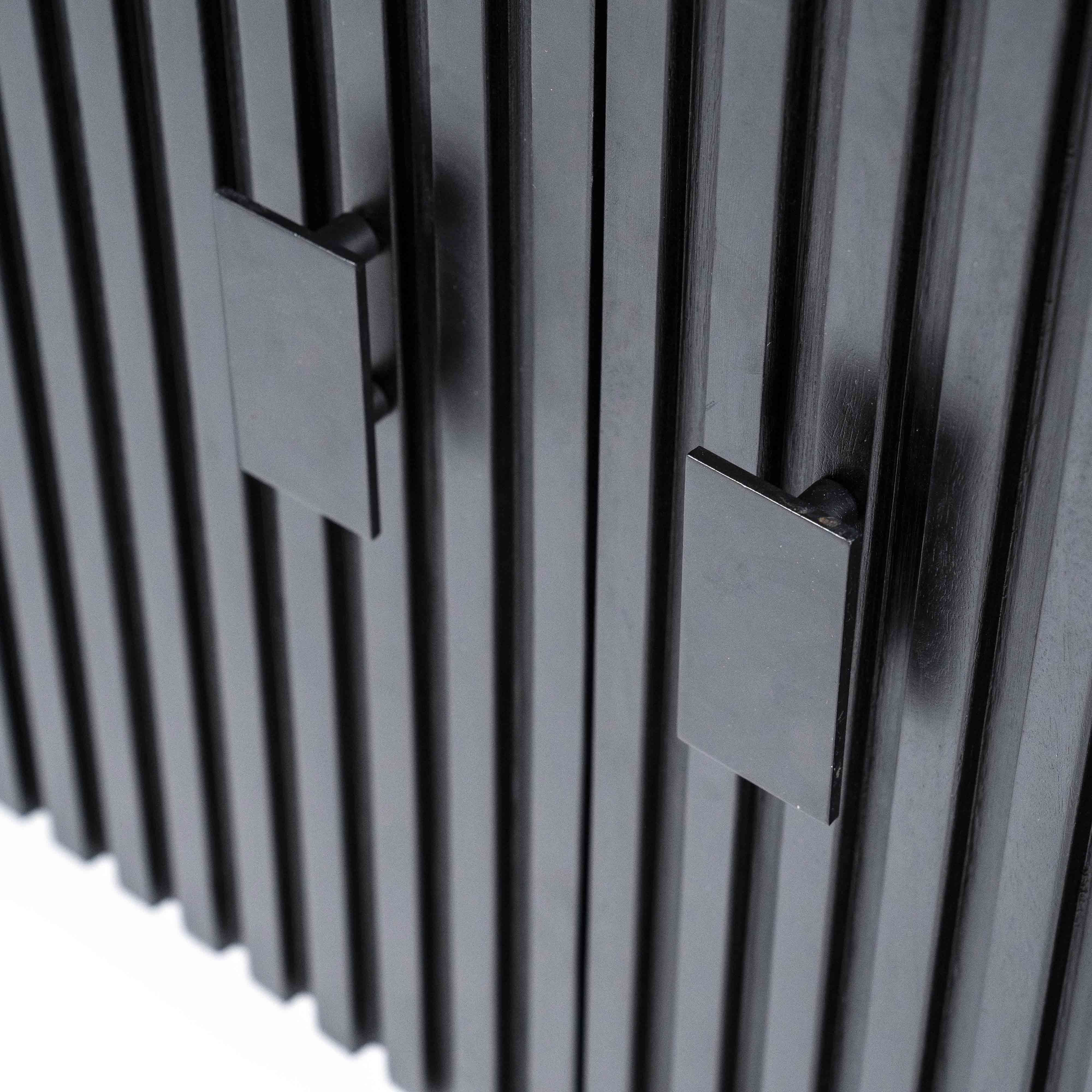 Skjenk i svart mangotre. Knotter i svart metall.