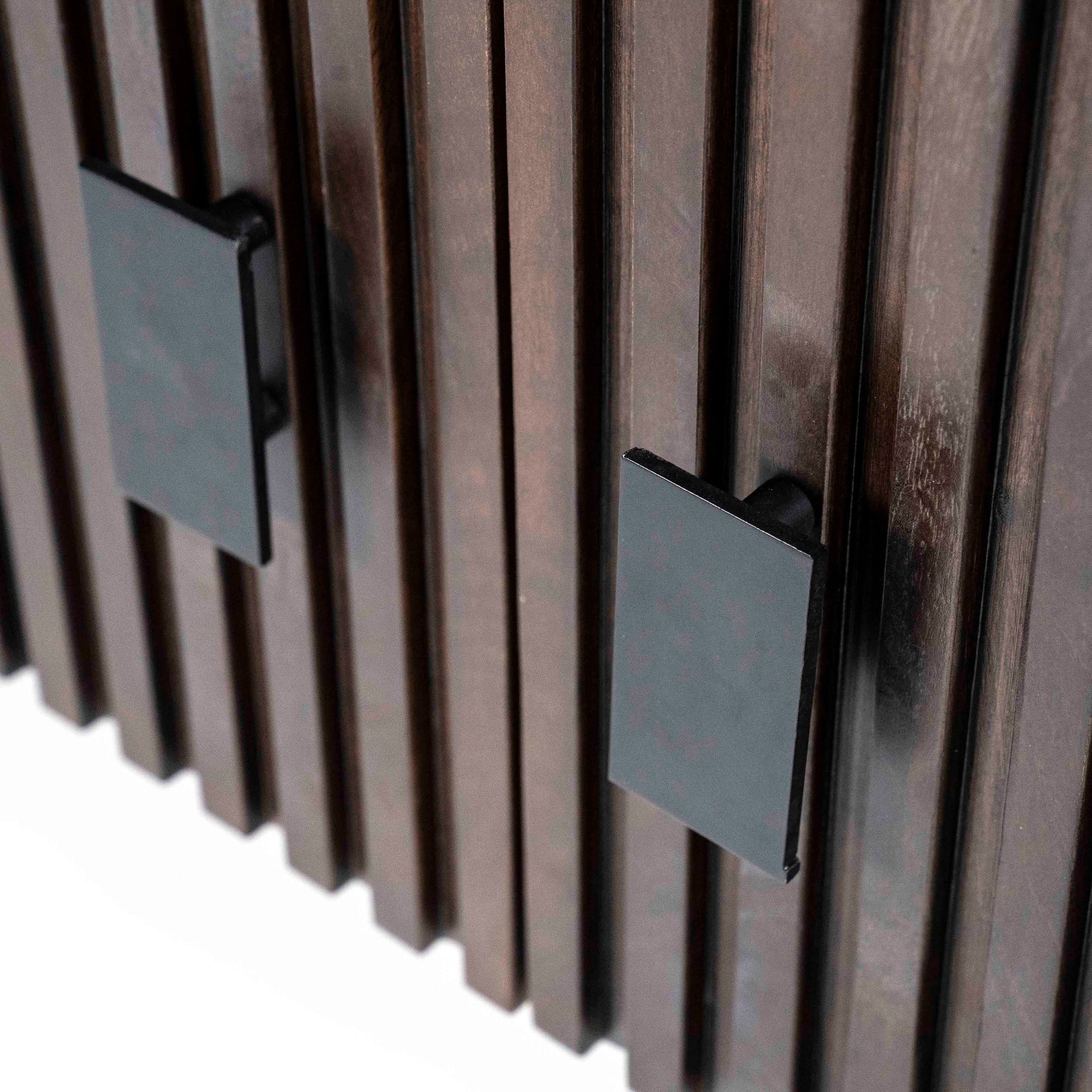 Skjenk i mørkebrunt mangotre. Knotter i svart metall.