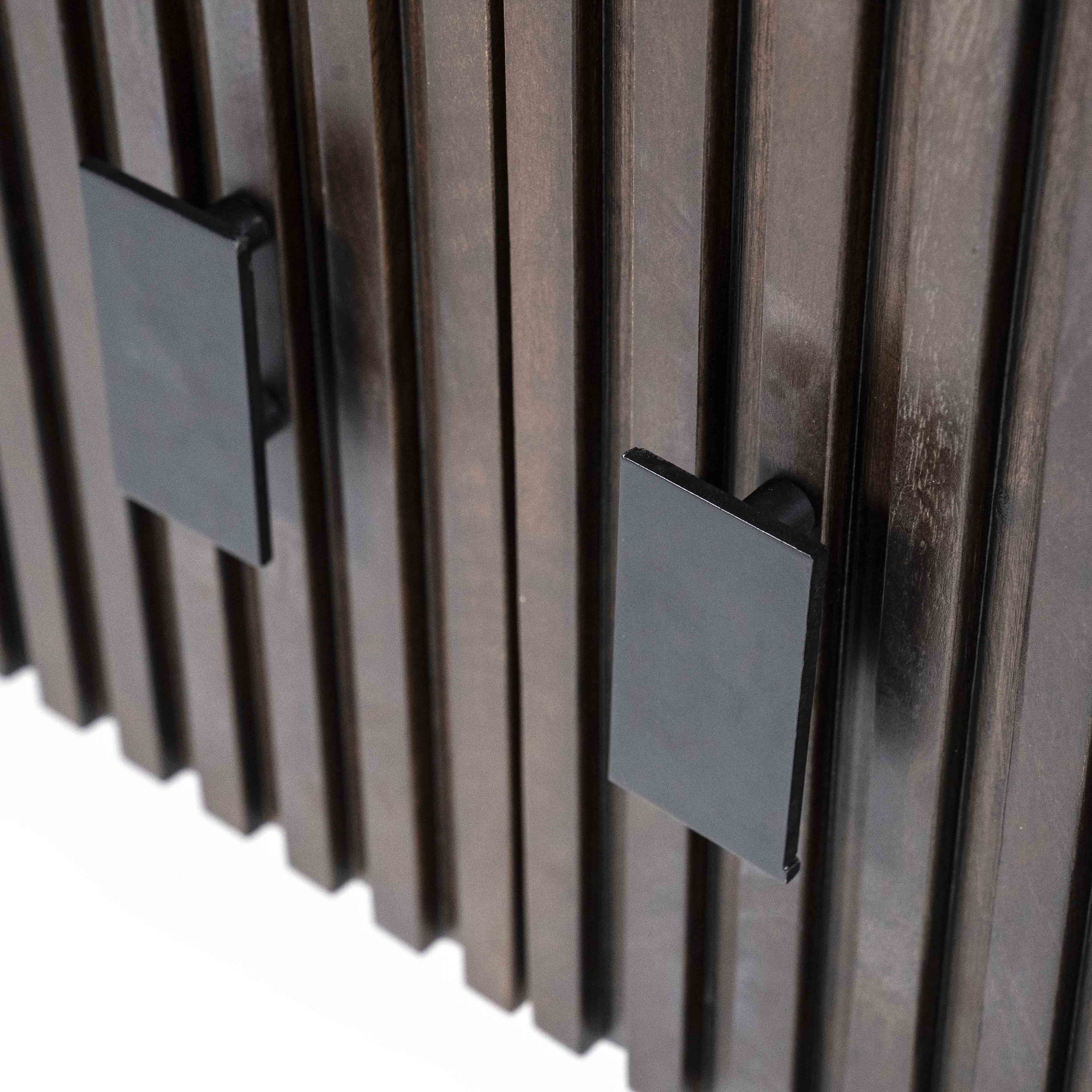 Skjenk i mørkebrunt mangotre. Knotter i svart metall.