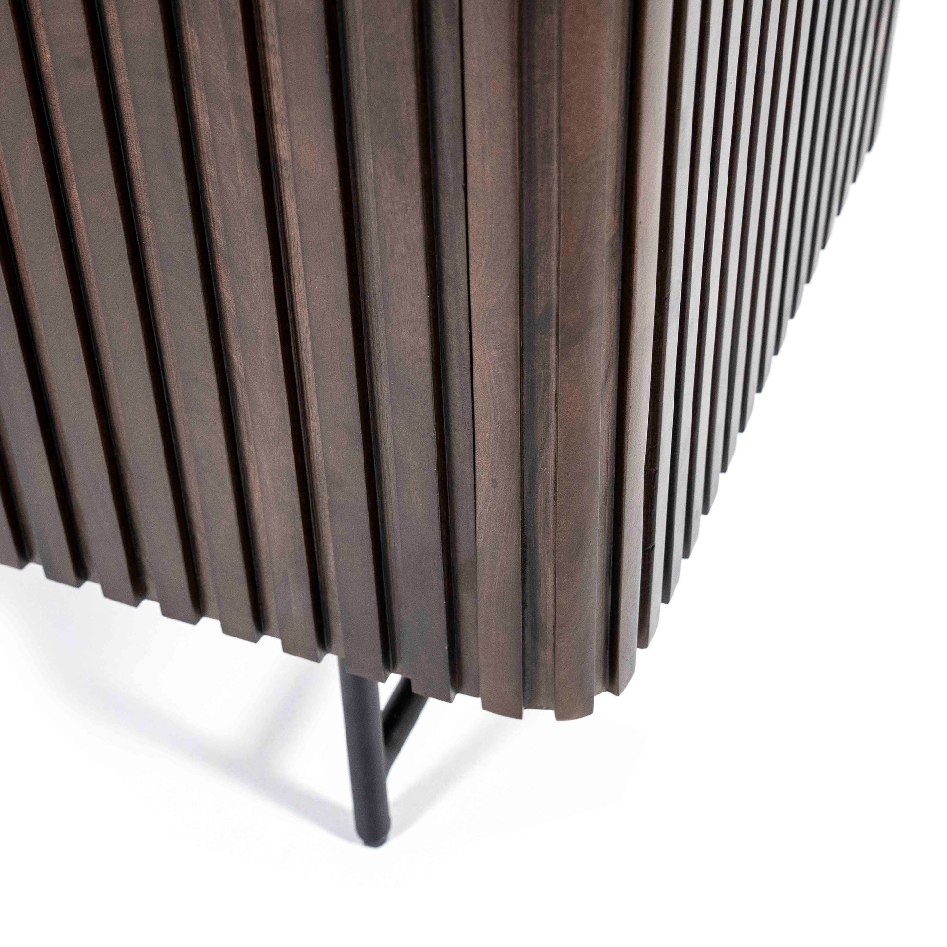 Remi skap i brunt mangotre og metallben.