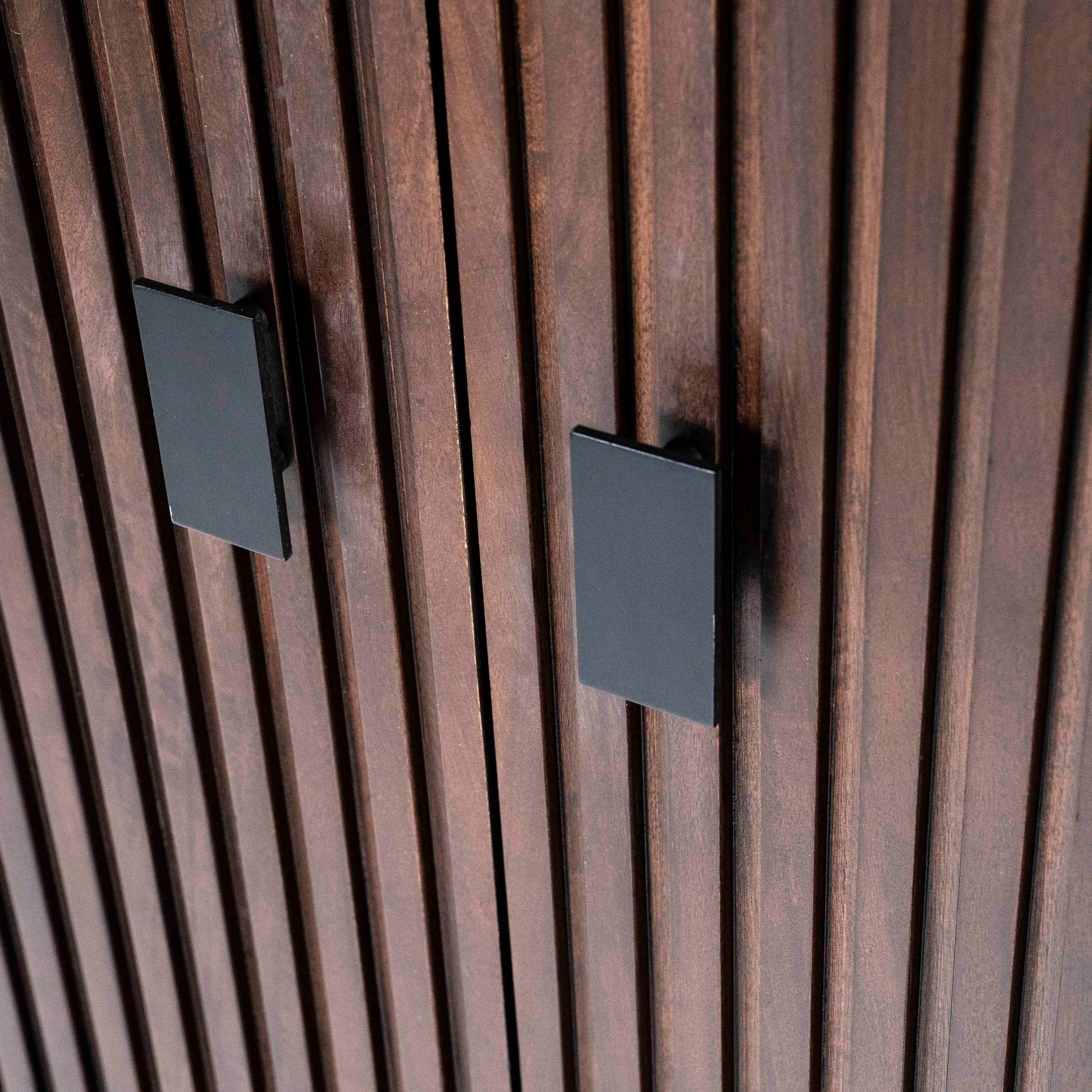 Remi skap i brunt mangotre og metallben.