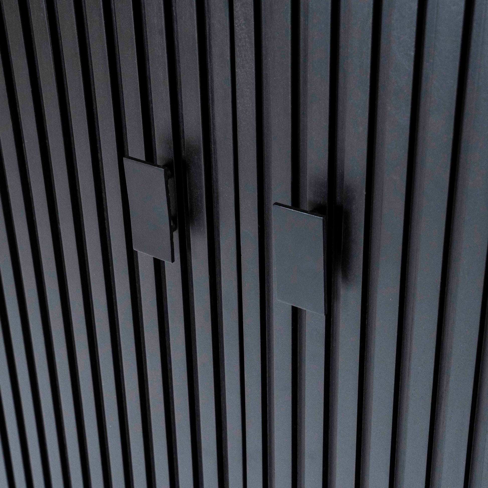 Remi skap i svart mangotre og metallben.